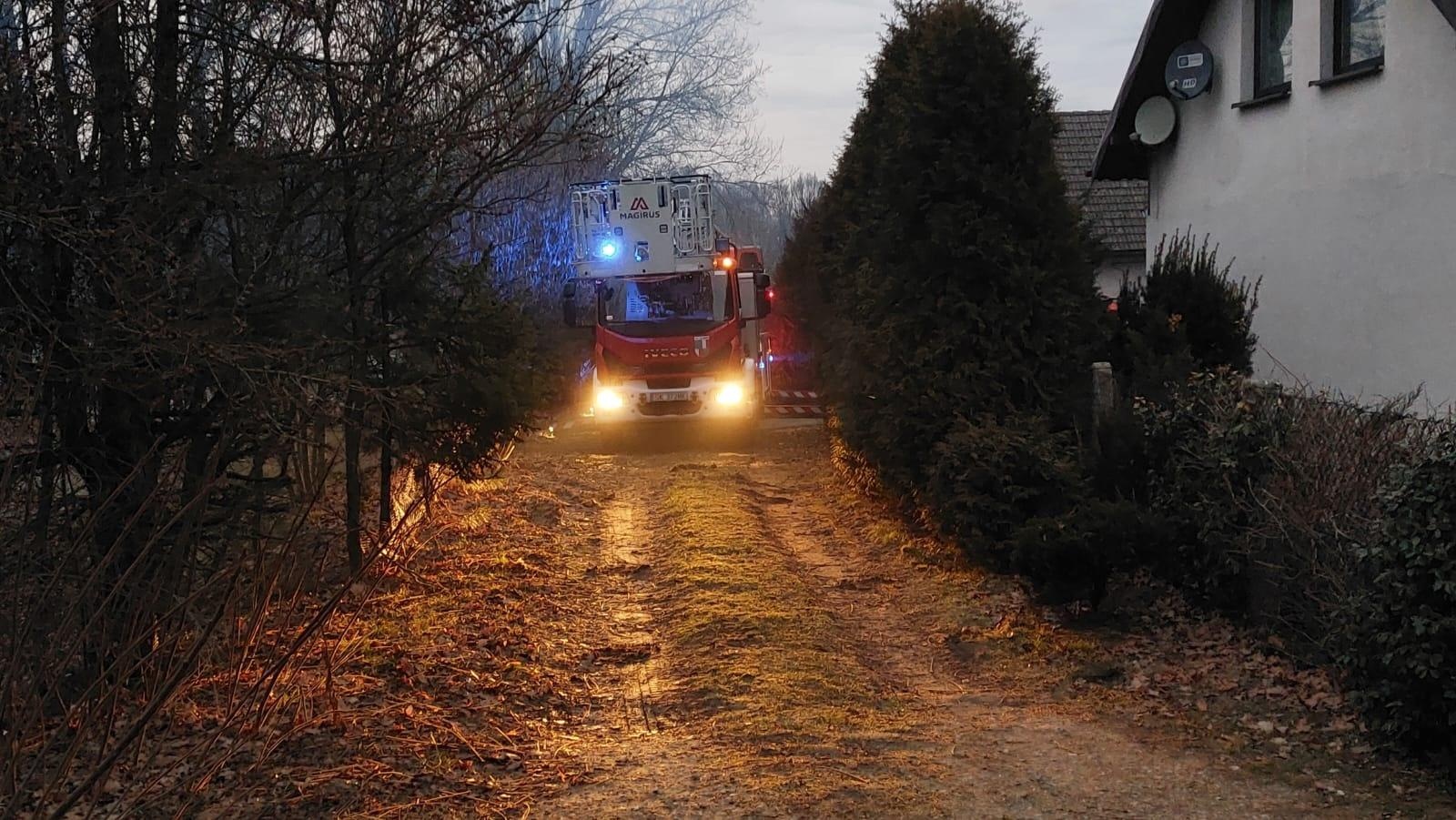 Zdjęcie w galerii na portalu naszraciborz.pl: Pożar sadzy w kominie w Jankowicach [FOTO] wiadomości z regionu