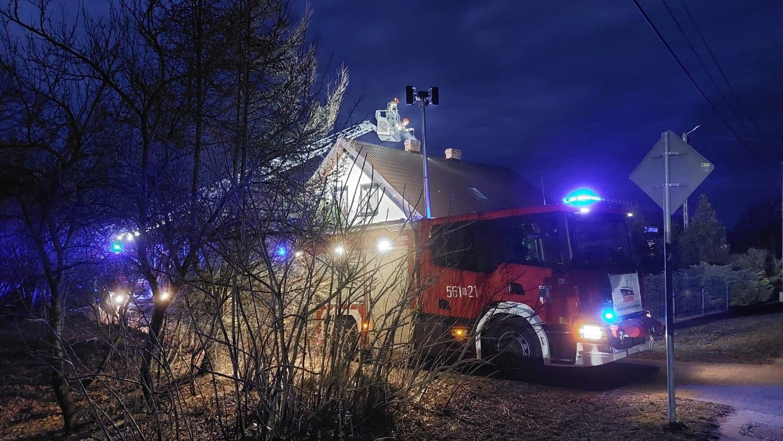 Zdjęcie w galerii na portalu naszraciborz.pl: Pożar sadzy w kominie w Jankowicach [FOTO] wiadomości z regionu