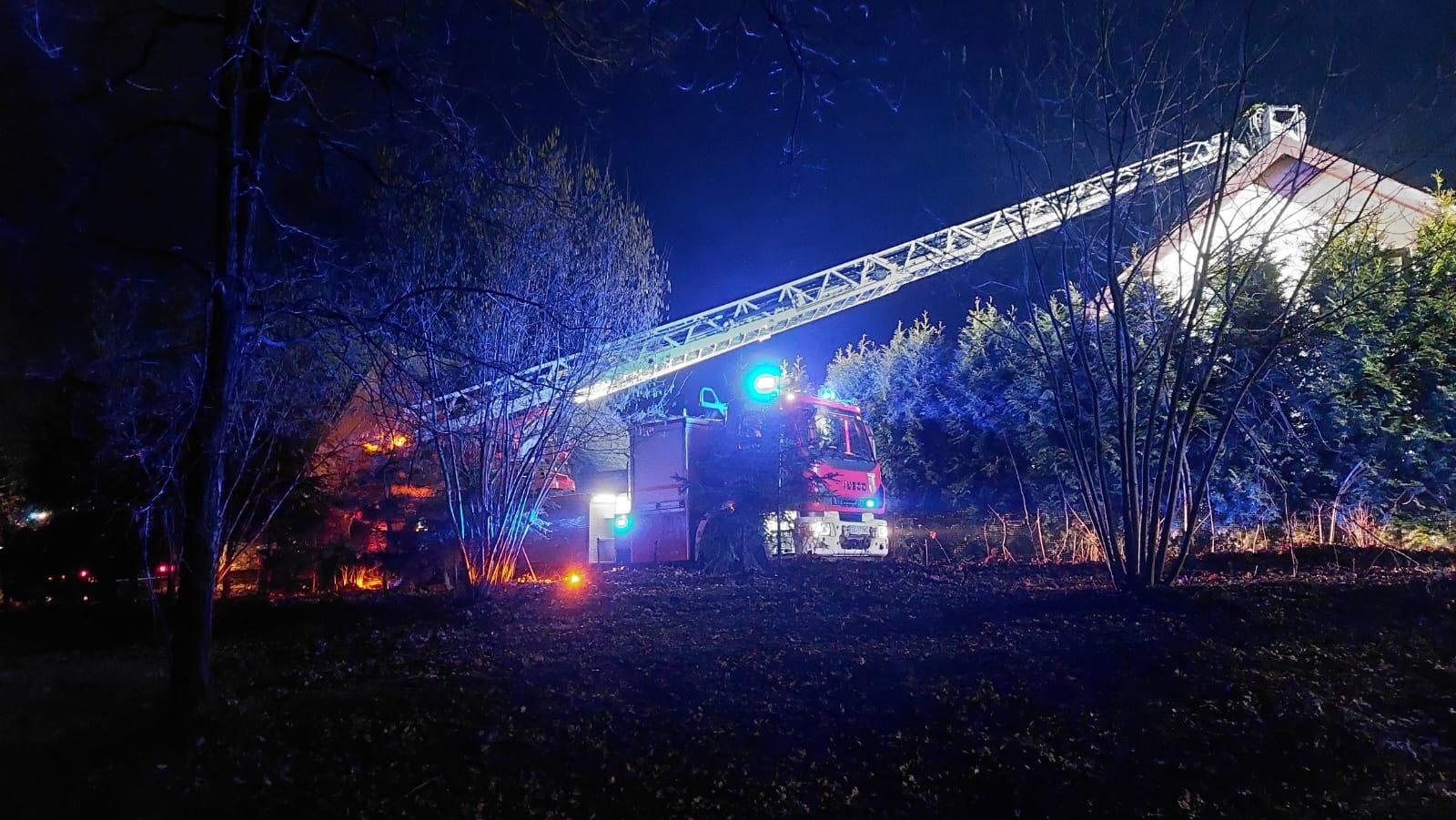 Zdjęcie w galerii na portalu naszraciborz.pl: Pożar sadzy w kominie w Jankowicach [FOTO] wiadomości z regionu