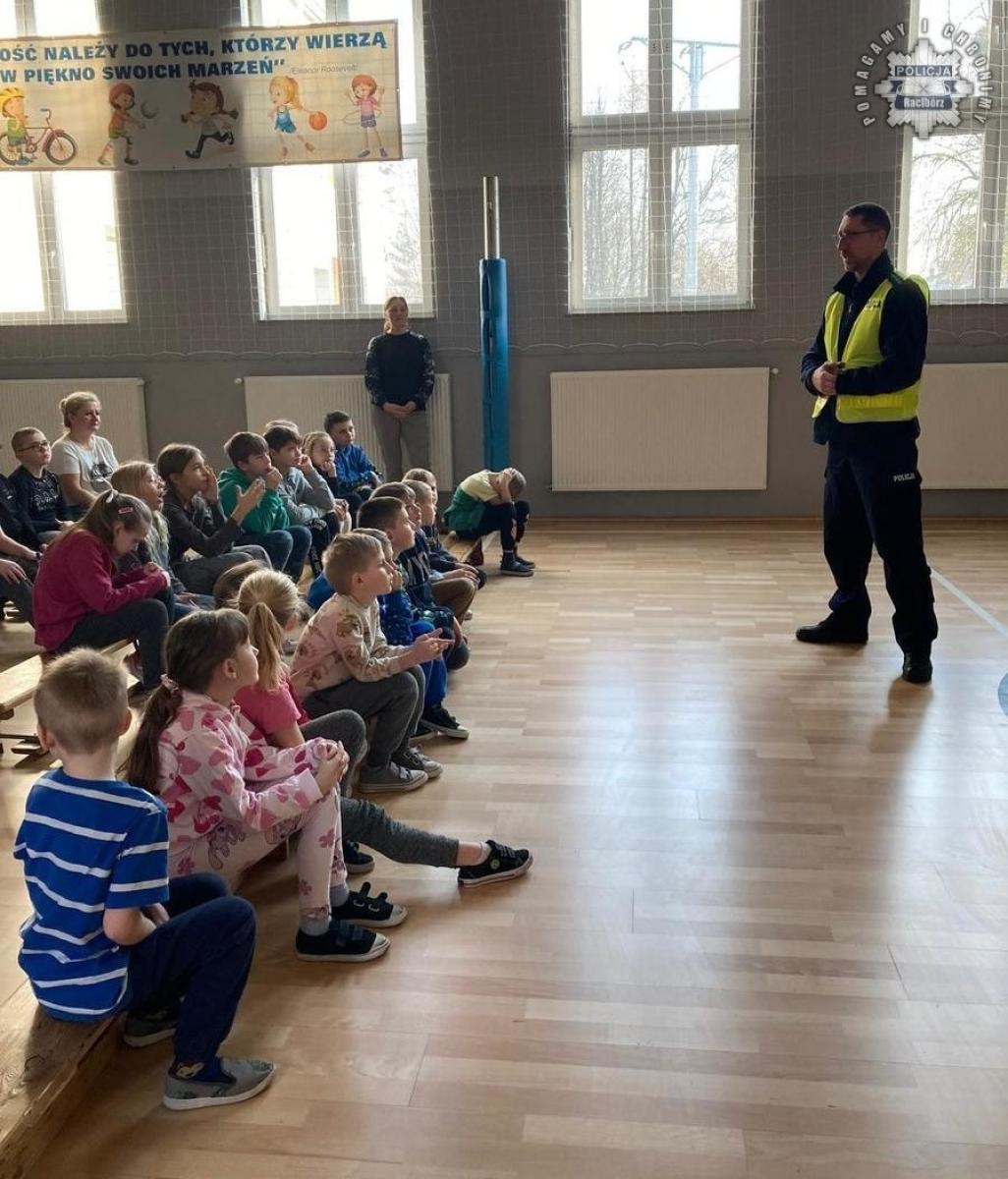 Zdjęcie w galerii na portalu naszraciborz.pl: Bezpieczne ferie. Spotkania z policjantami w Rzuchowie wiadomości z regionu