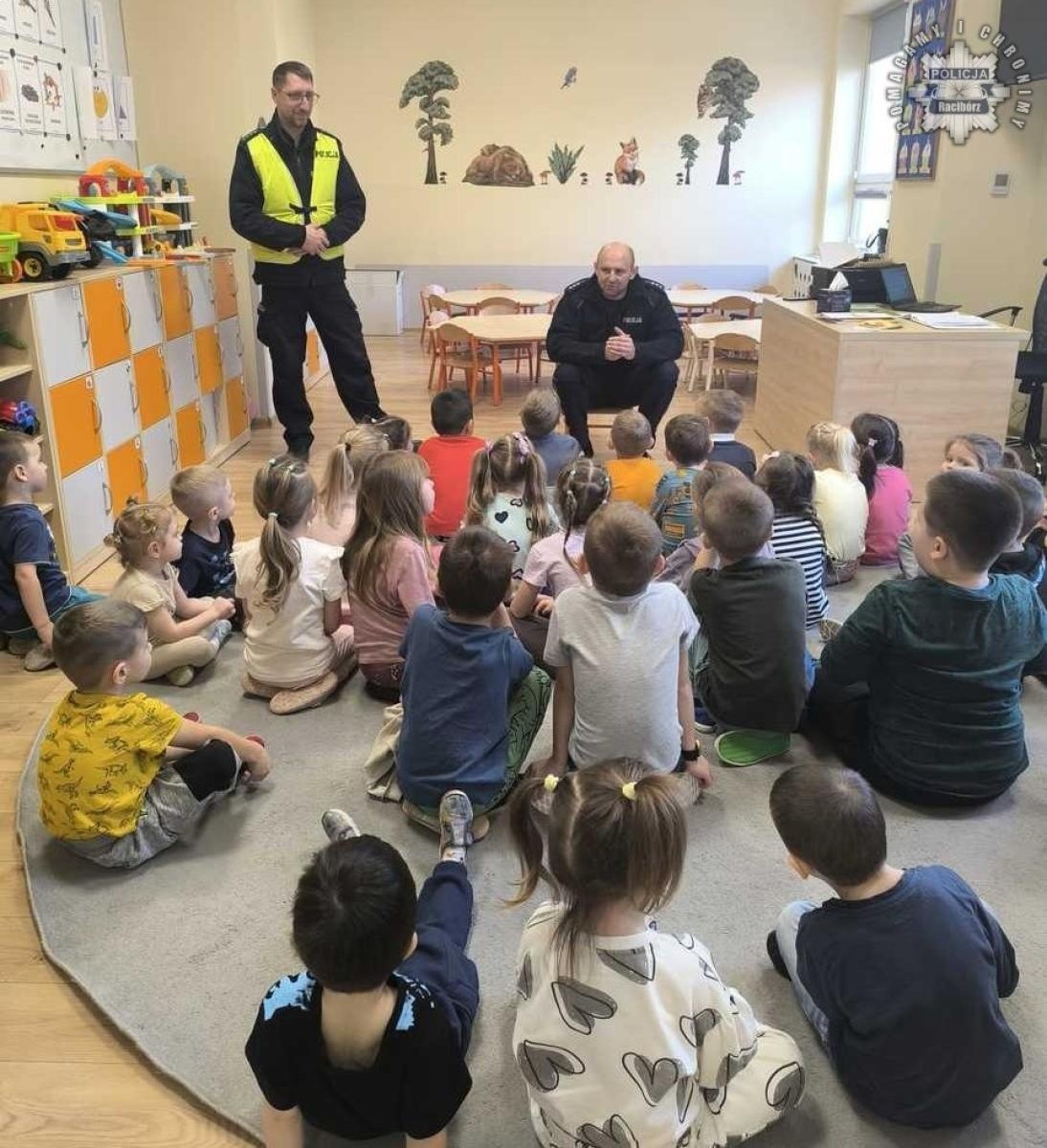 Zdjęcie w galerii na portalu naszraciborz.pl: Bezpieczne ferie. Spotkania z policjantami w Rzuchowie wiadomości z regionu