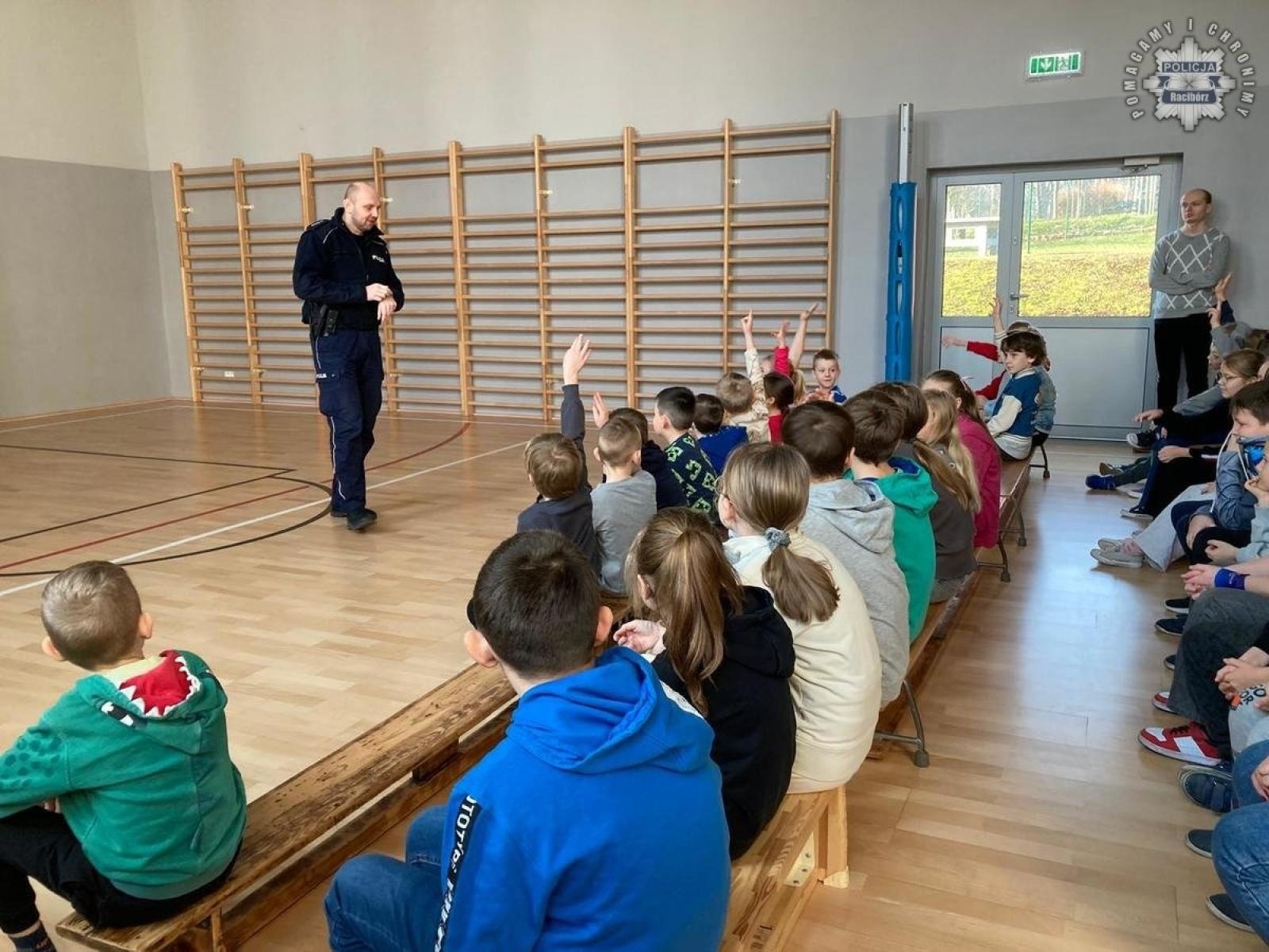 Zdjęcie w galerii na portalu naszraciborz.pl: Bezpieczne ferie. Spotkania z policjantami w Rzuchowie wiadomości z regionu
