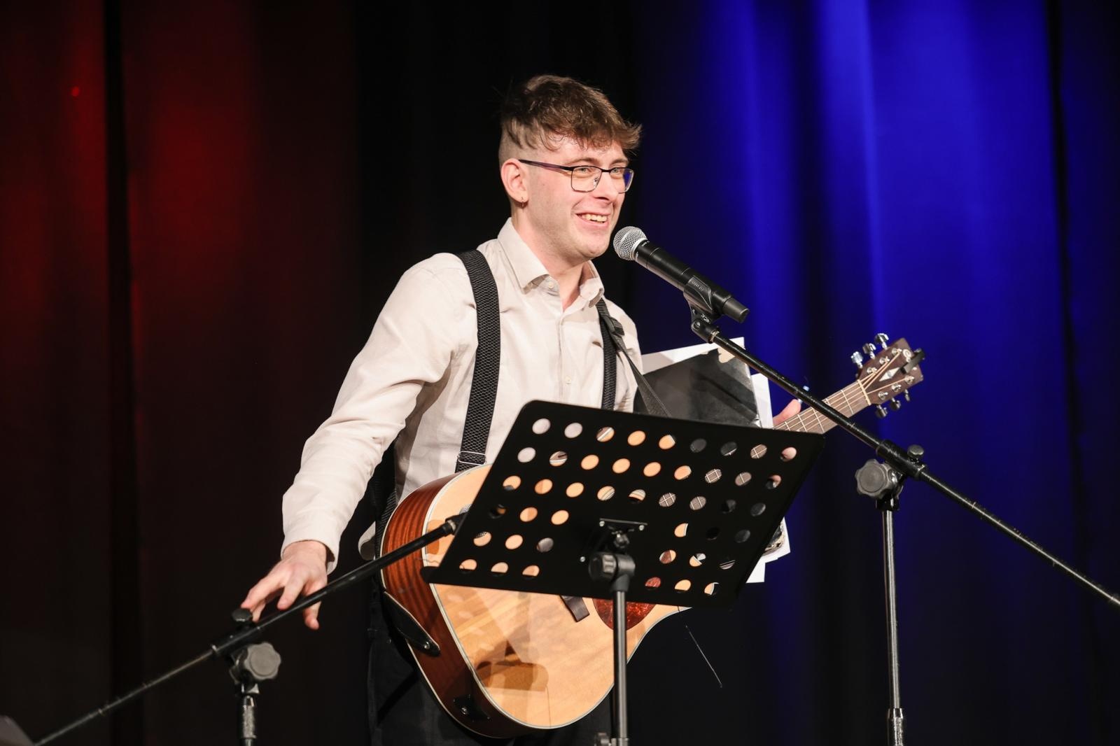 Zdjęcie w galerii na portalu naszraciborz.pl: Wieczór Otwartego Mikrofonu - muzyka, taniec, poezja, czyli Sztuka Emocji! wiadomości z regionu