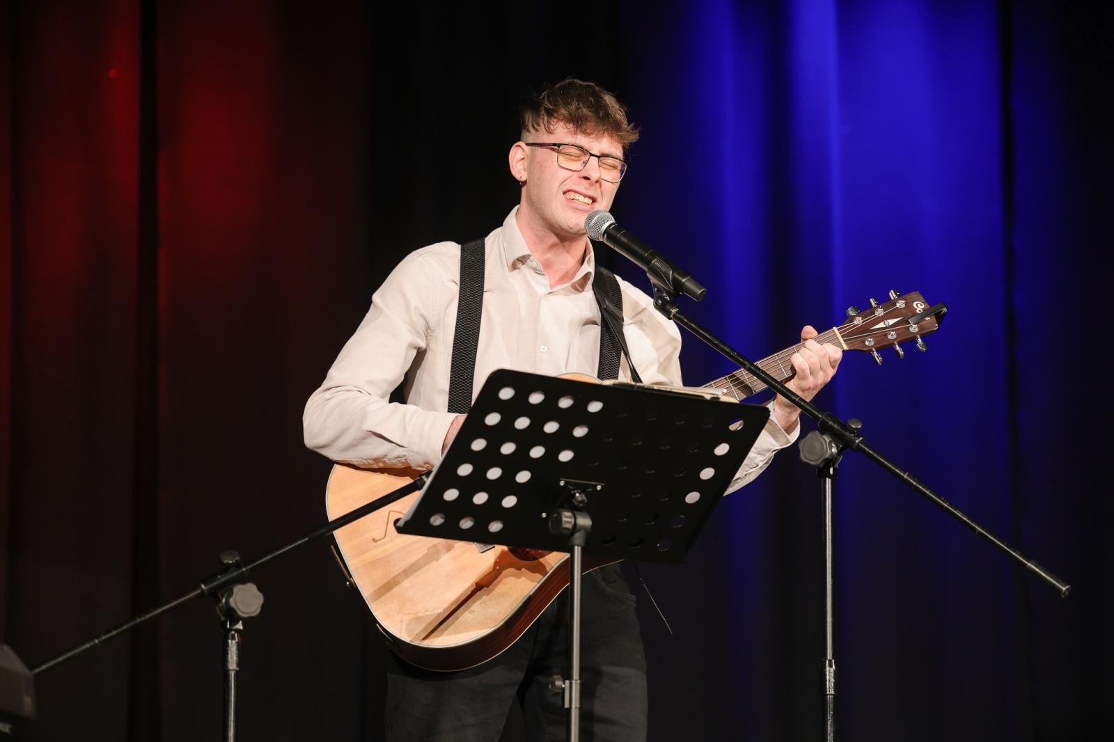 Zdjęcie w galerii na portalu naszraciborz.pl: Wieczór Otwartego Mikrofonu - muzyka, taniec, poezja, czyli Sztuka Emocji! wiadomości z regionu