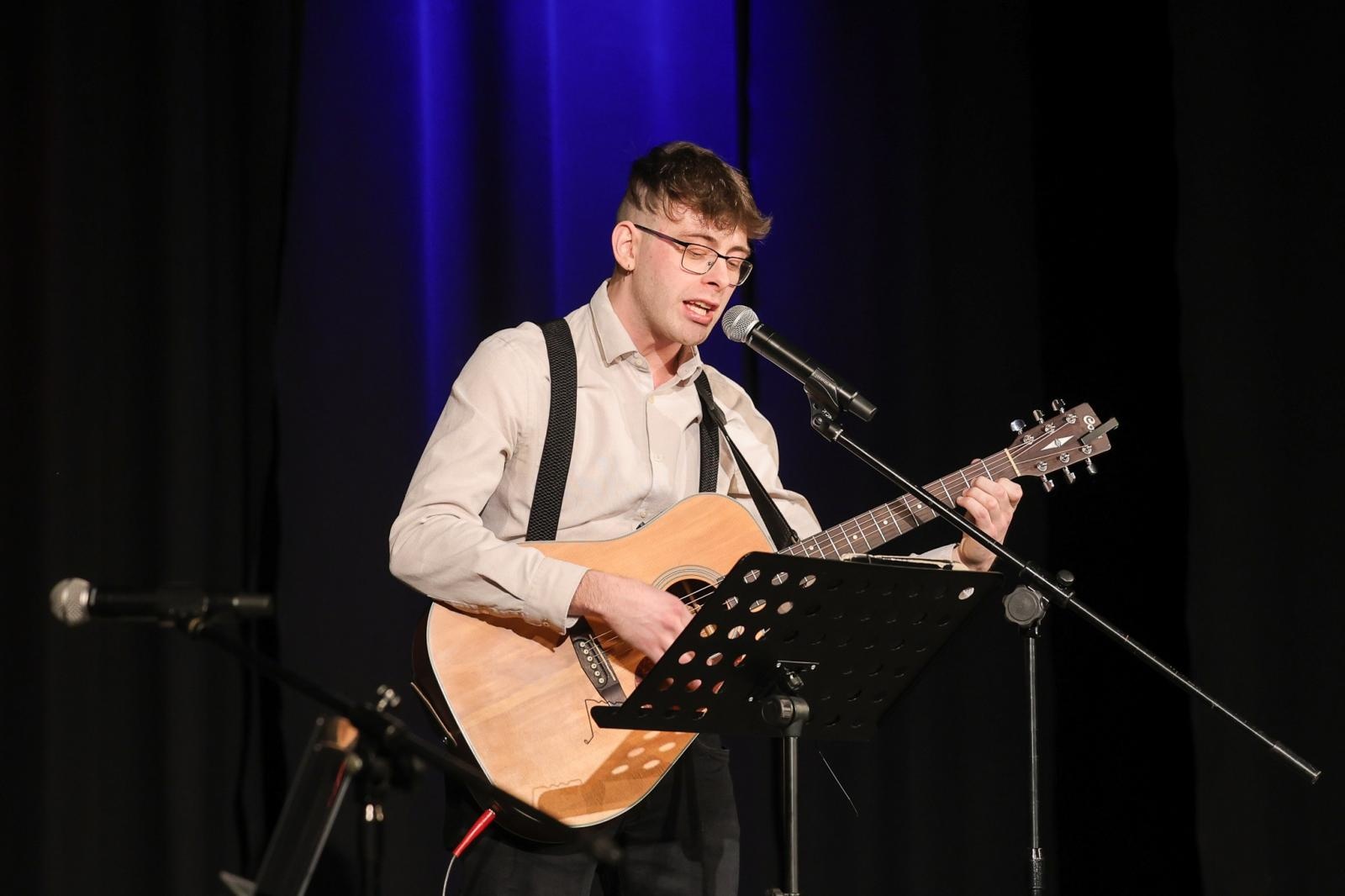 Zdjęcie w galerii na portalu naszraciborz.pl: Wieczór Otwartego Mikrofonu - muzyka, taniec, poezja, czyli Sztuka Emocji! wiadomości z regionu