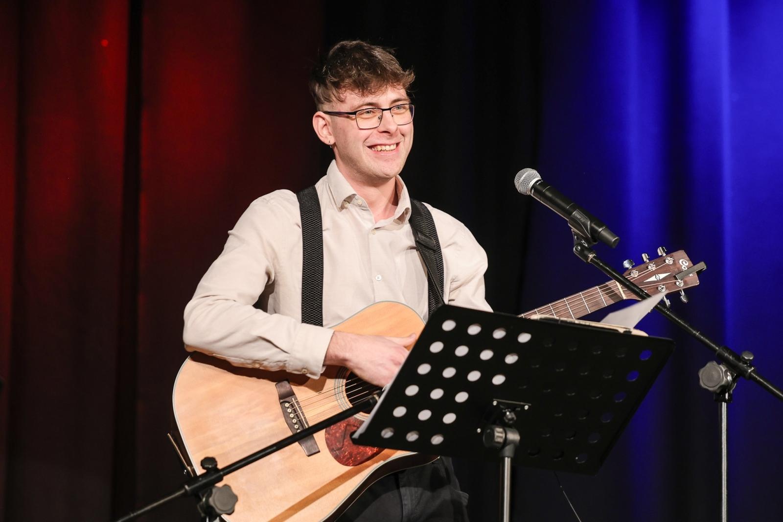 Zdjęcie w galerii na portalu naszraciborz.pl: Wieczór Otwartego Mikrofonu - muzyka, taniec, poezja, czyli Sztuka Emocji! wiadomości z regionu