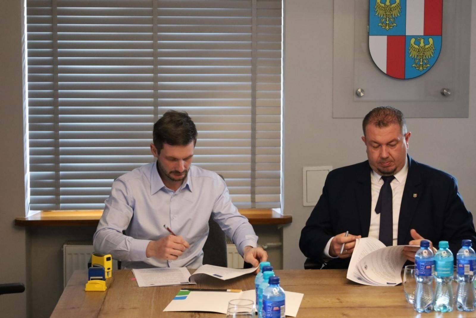 Zdjęcie w galerii na portalu naszraciborz.pl: Umowa na scalanie gruntów w Roszkowie podpisana! wiadomości z regionu