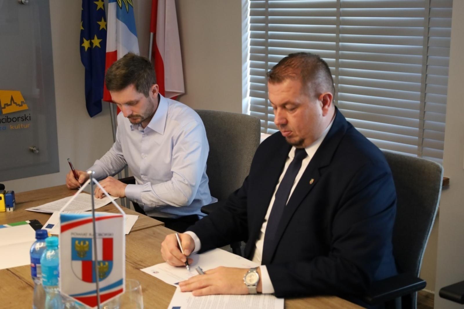 Zdjęcie w galerii na portalu naszraciborz.pl: Umowa na scalanie gruntów w Roszkowie podpisana! wiadomości z regionu