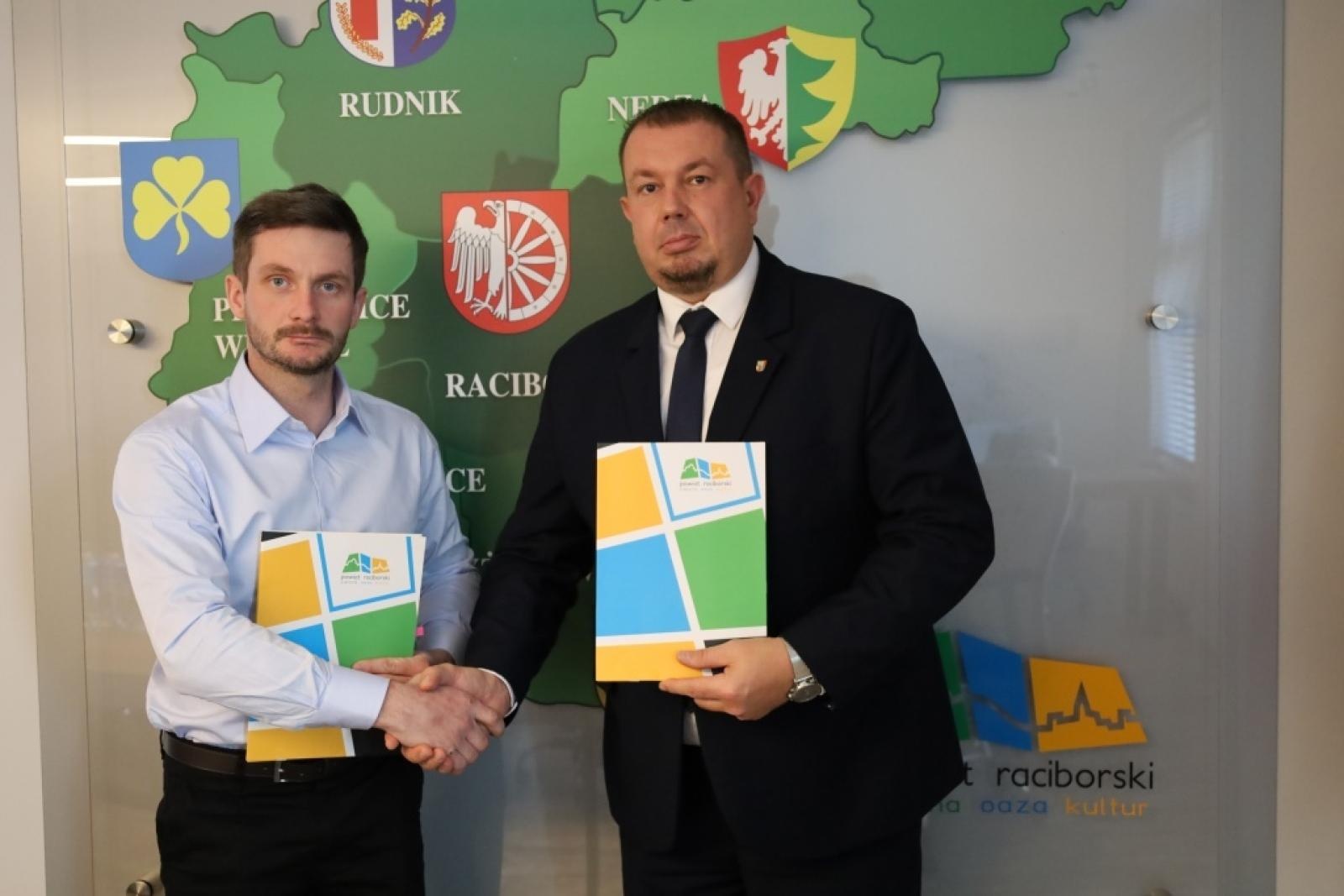 Zdjęcie w galerii na portalu naszraciborz.pl: Umowa na scalanie gruntów w Roszkowie podpisana! wiadomości z regionu