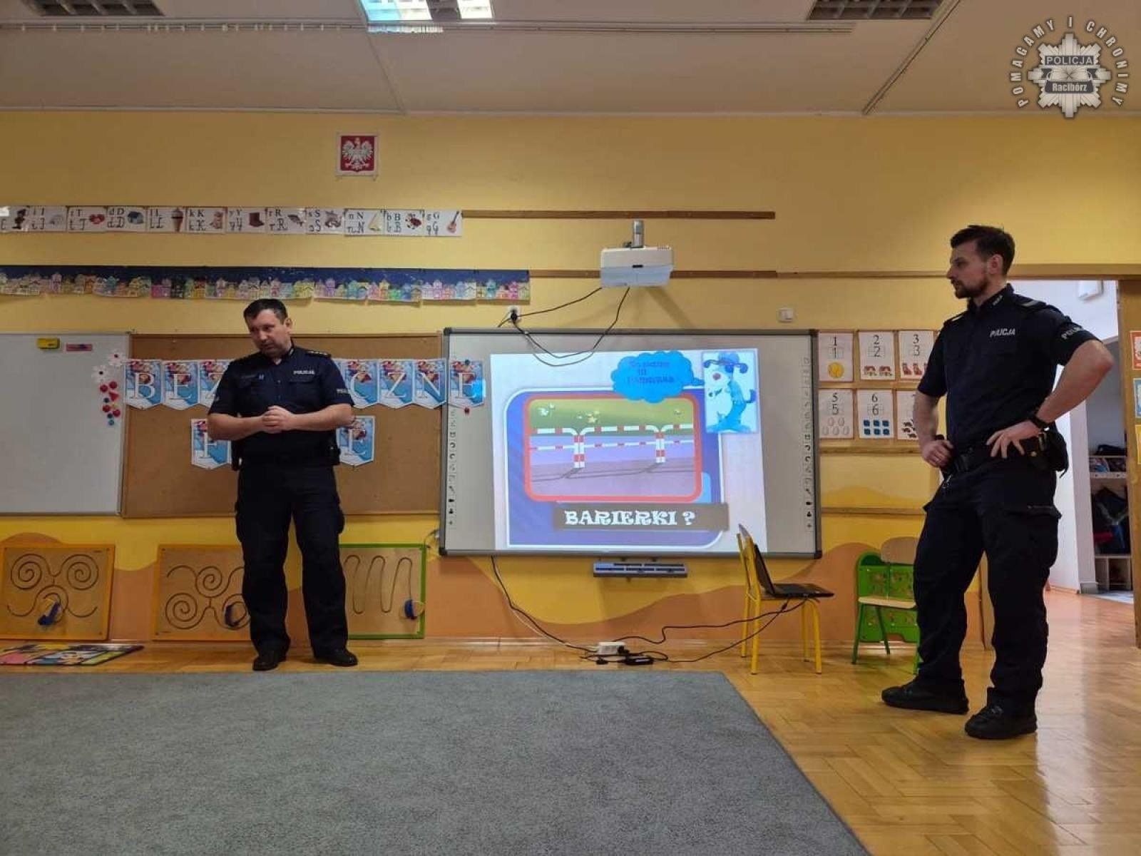 Zdjęcie w galerii na portalu naszraciborz.pl: Bezpieczne ferie. Dzielnicowy w przedszkolu numer 2 wiadomości z regionu