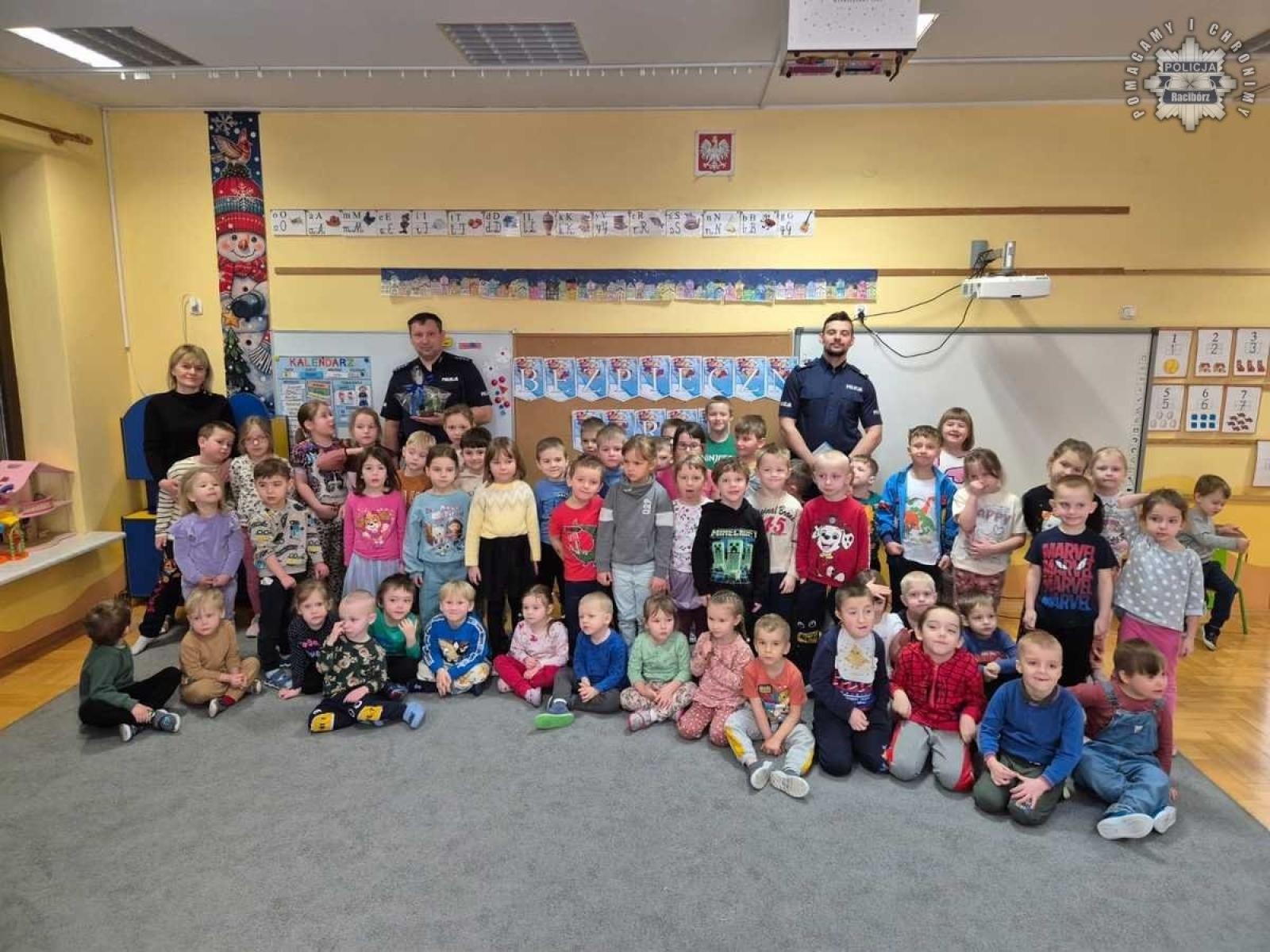 Zdjęcie w galerii na portalu naszraciborz.pl: Bezpieczne ferie. Dzielnicowy w przedszkolu numer 2 wiadomości z regionu