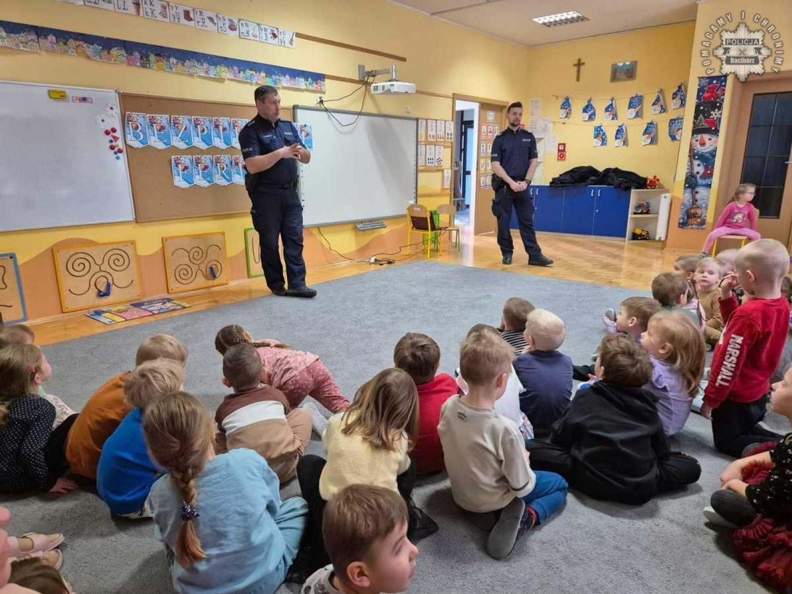 Zdjęcie w galerii na portalu naszraciborz.pl: Bezpieczne ferie. Dzielnicowy w przedszkolu numer 2 wiadomości z regionu