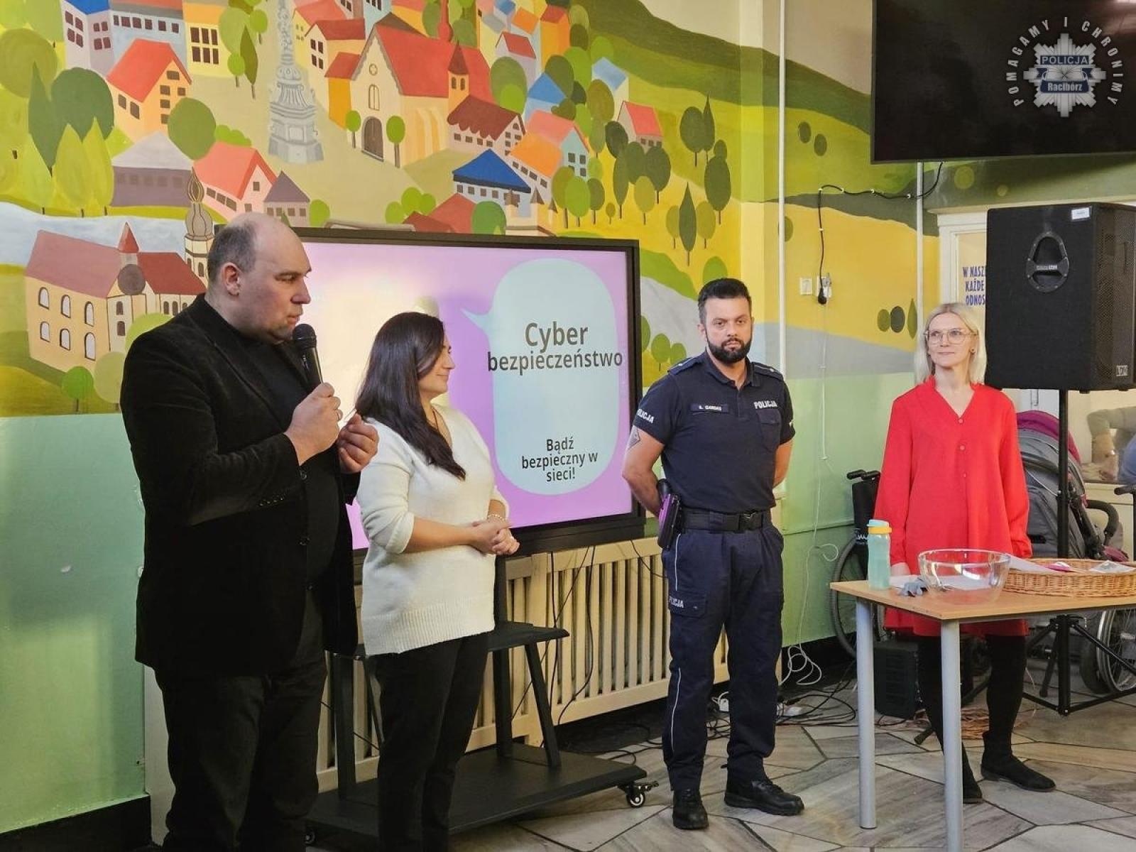 Zdjęcie w galerii na portalu naszraciborz.pl: Dzień bezpiecznego Internetu z raciborskim policjantem wiadomości z regionu