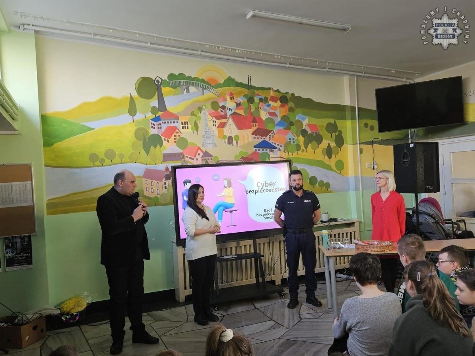 Zdjęcie w galerii na portalu naszraciborz.pl: Dzień bezpiecznego Internetu z raciborskim policjantem wiadomości z regionu