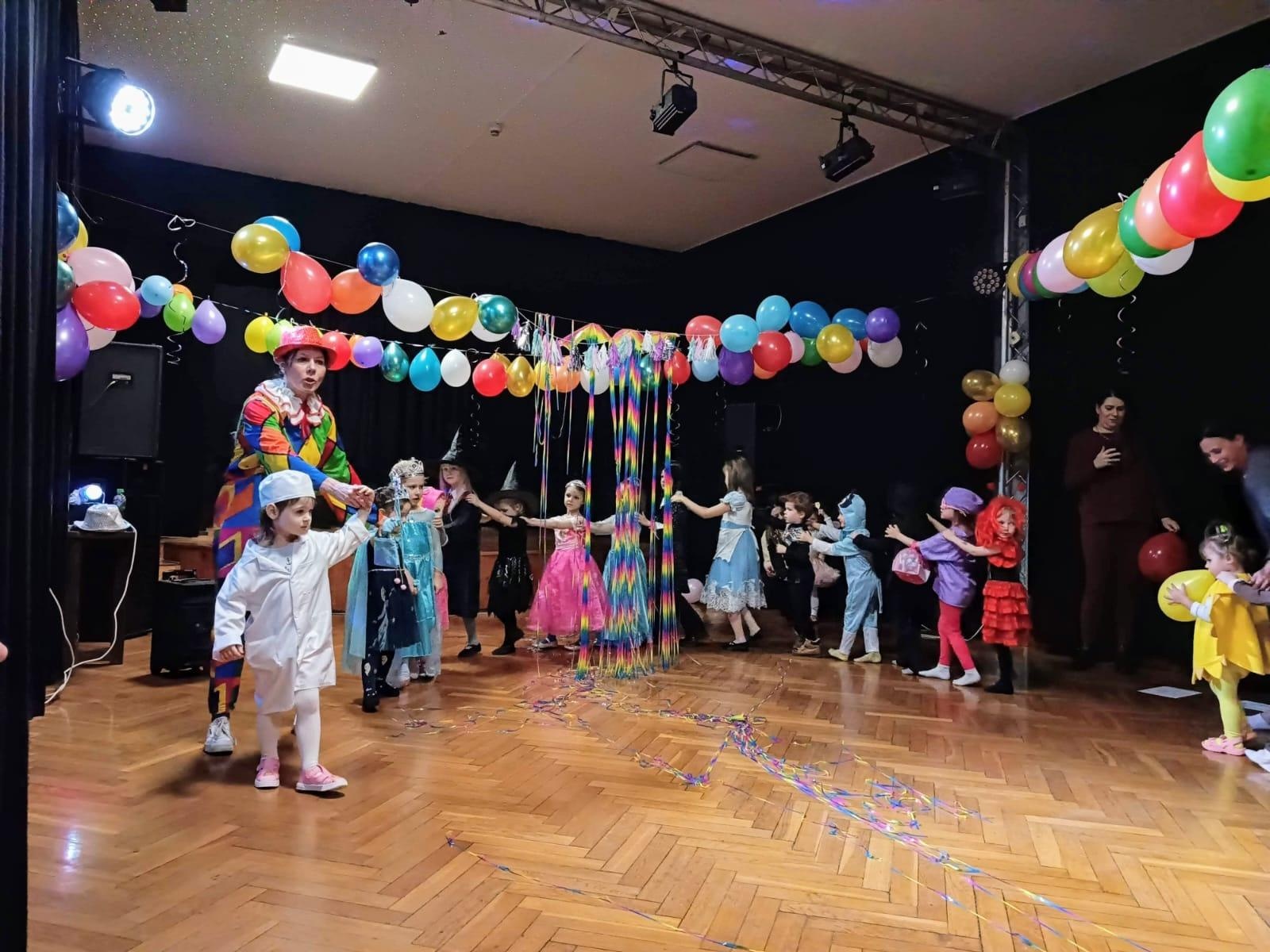 Zdjęcie w galerii na portalu naszraciborz.pl: Karnawałowy bal Małych Odkrywców Sztuki w DK Strzecha wiadomości z regionu