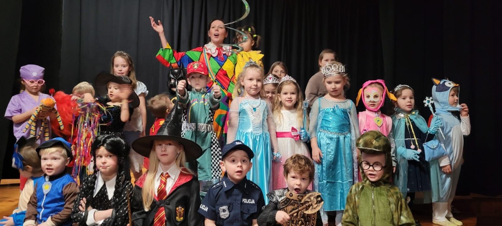 Zdjęcie w galerii na portalu naszraciborz.pl: Karnawałowy bal Małych Odkrywców Sztuki w DK Strzecha wiadomości z regionu