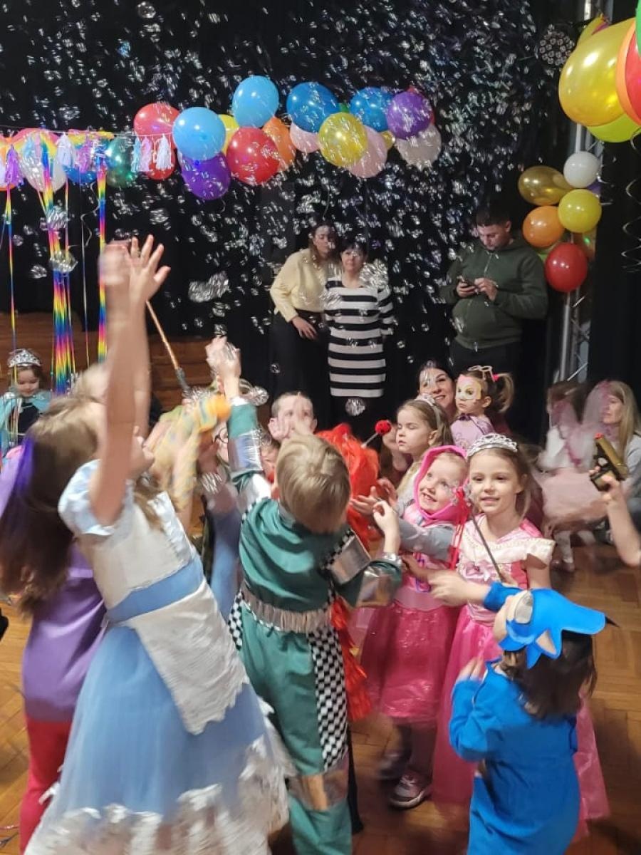 Zdjęcie w galerii na portalu naszraciborz.pl: Karnawałowy bal Małych Odkrywców Sztuki w DK Strzecha wiadomości z regionu