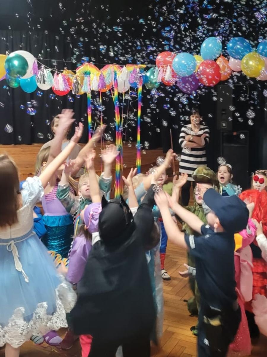 Zdjęcie w galerii na portalu naszraciborz.pl: Karnawałowy bal Małych Odkrywców Sztuki w DK Strzecha wiadomości z regionu