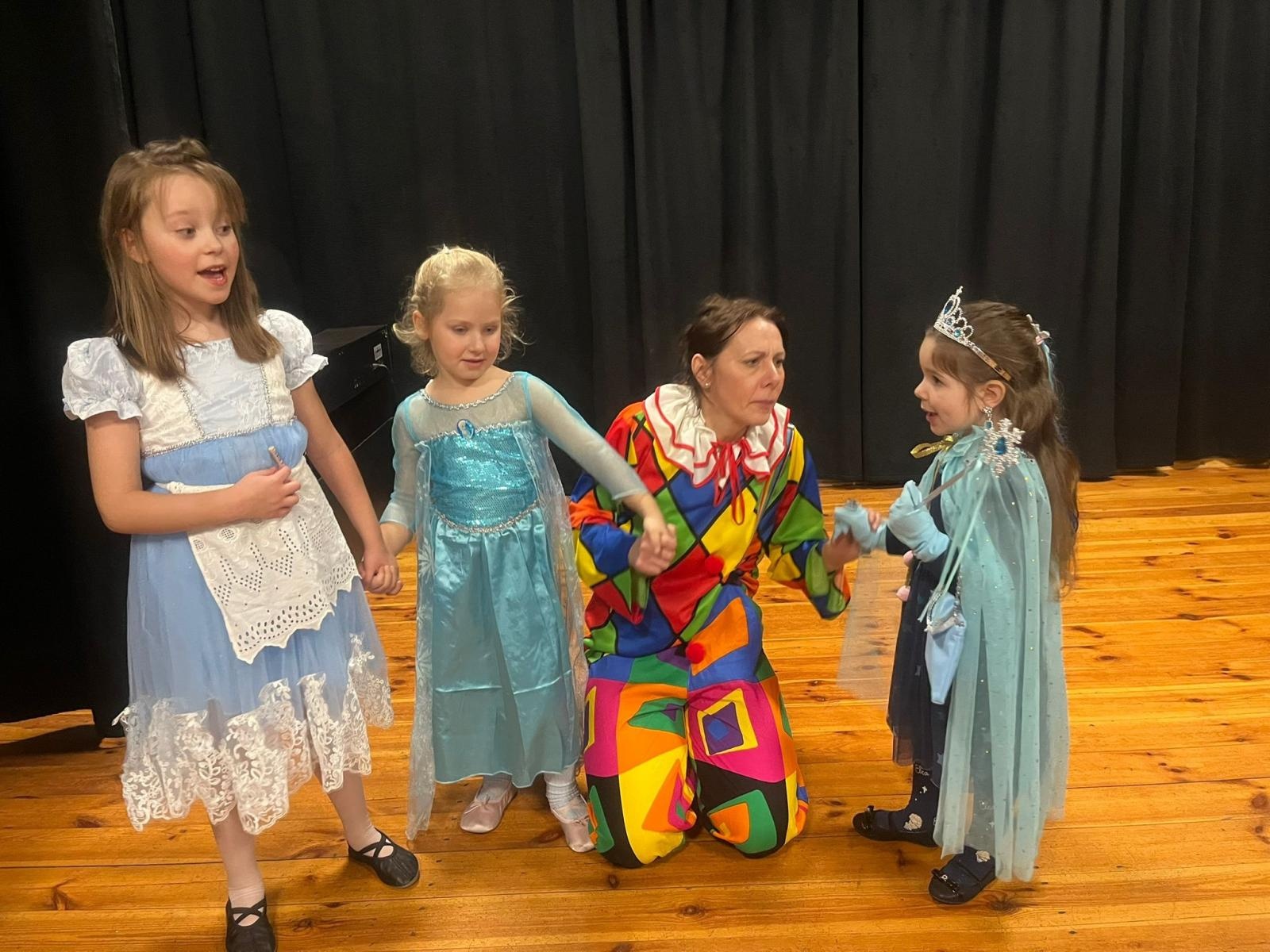 Zdjęcie w galerii na portalu naszraciborz.pl: Karnawałowy bal Małych Odkrywców Sztuki w DK Strzecha wiadomości z regionu