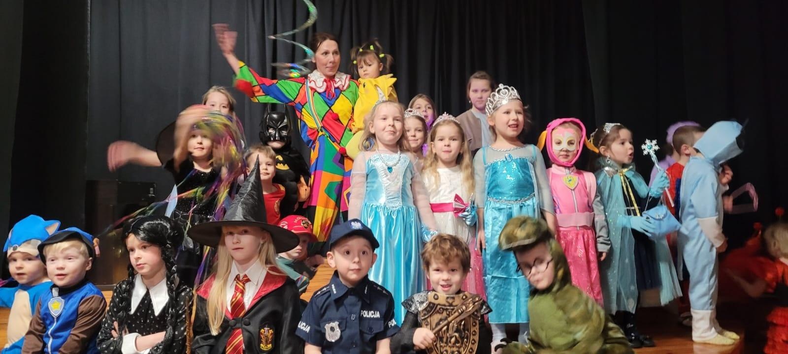 Zdjęcie w galerii na portalu naszraciborz.pl: Karnawałowy bal Małych Odkrywców Sztuki w DK Strzecha wiadomości z regionu