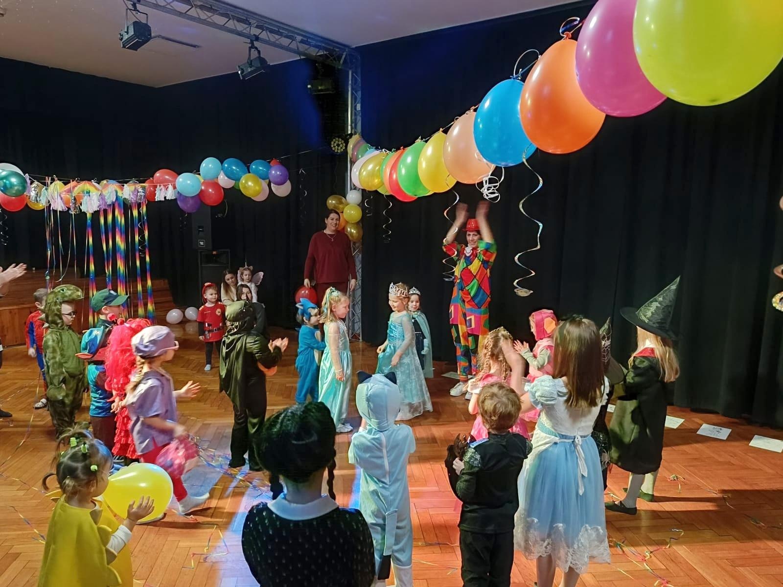 Zdjęcie w galerii na portalu naszraciborz.pl: Karnawałowy bal Małych Odkrywców Sztuki w DK Strzecha wiadomości z regionu