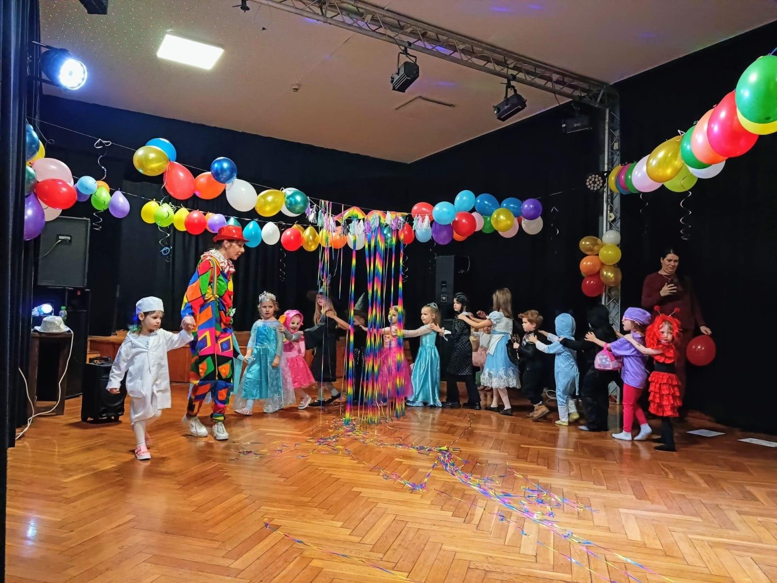 Zdjęcie w galerii na portalu naszraciborz.pl: Karnawałowy bal Małych Odkrywców Sztuki w DK Strzecha wiadomości z regionu