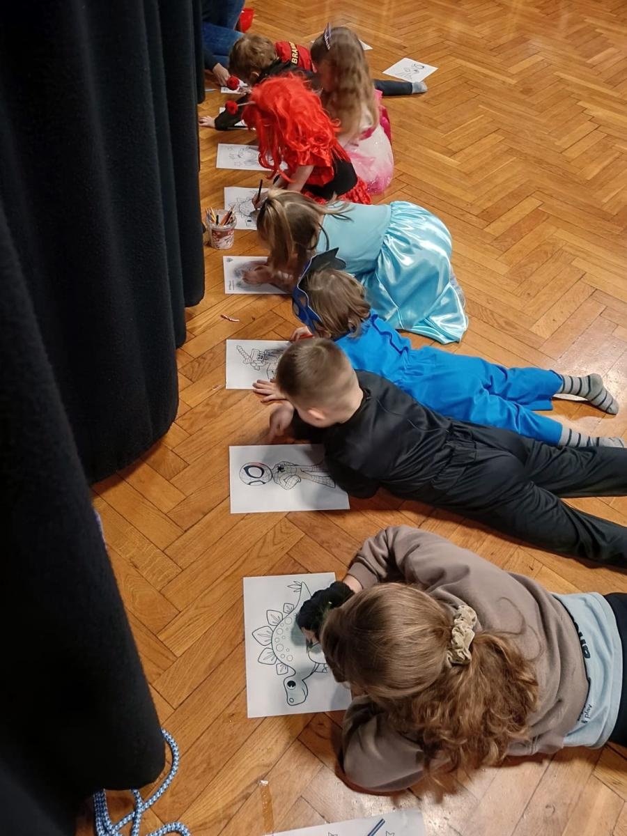 Zdjęcie w galerii na portalu naszraciborz.pl: Karnawałowy bal Małych Odkrywców Sztuki w DK Strzecha wiadomości z regionu