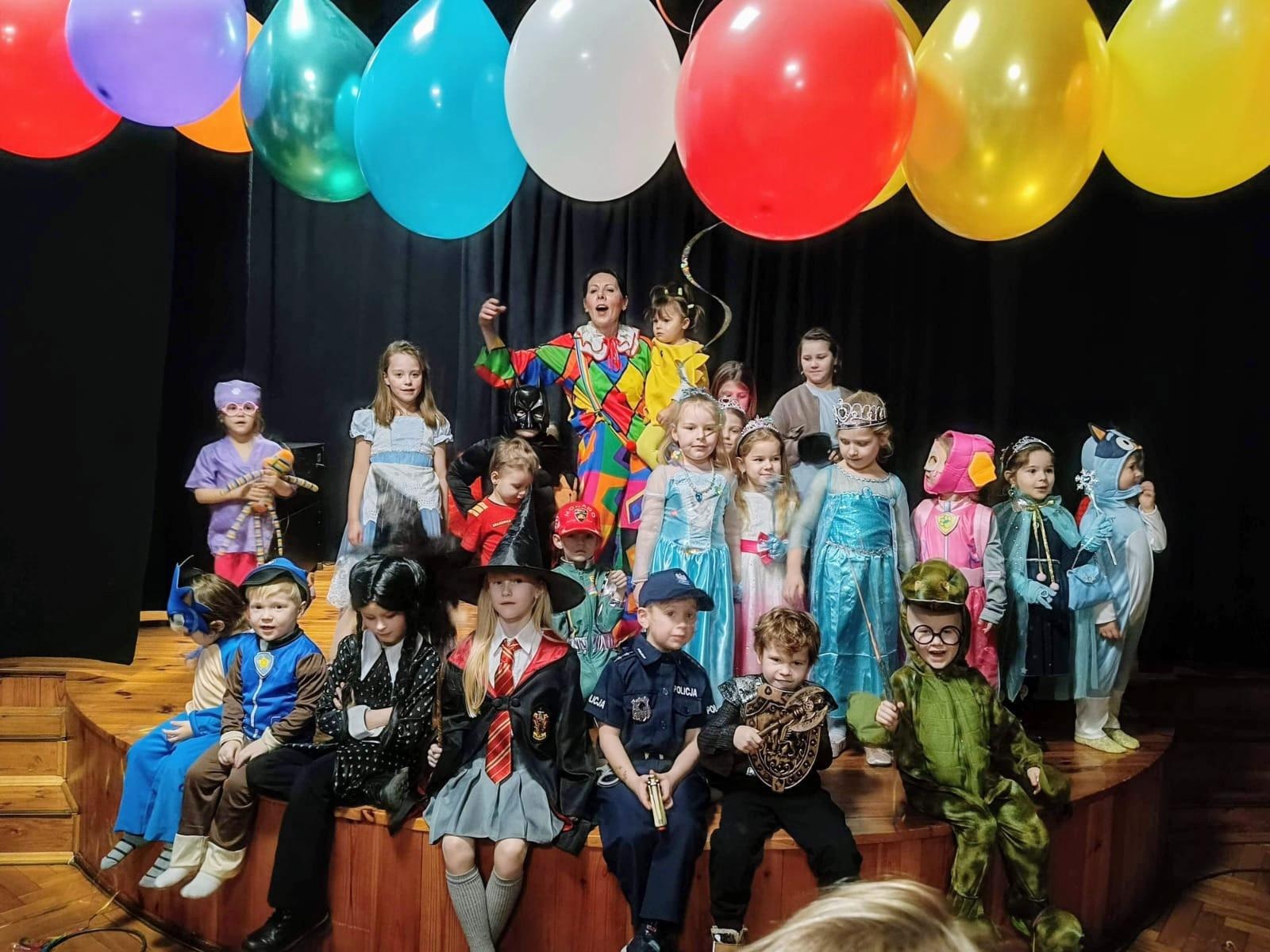 Zdjęcie w galerii na portalu naszraciborz.pl: Karnawałowy bal Małych Odkrywców Sztuki w DK Strzecha wiadomości z regionu