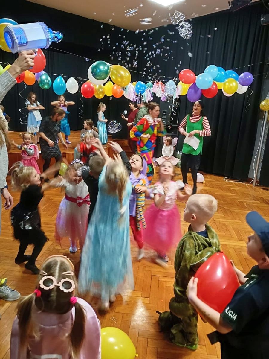 Zdjęcie w galerii na portalu naszraciborz.pl: Karnawałowy bal Małych Odkrywców Sztuki w DK Strzecha wiadomości z regionu