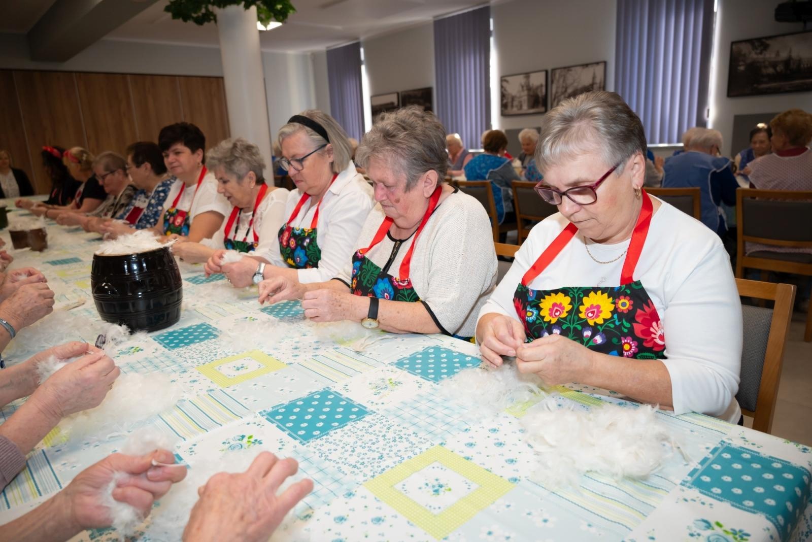 Zdjęcie w galerii na portalu naszraciborz.pl: Skubanie pierza w Tworkowie. Tradycja, która łączy pokolenia wiadomości z regionu