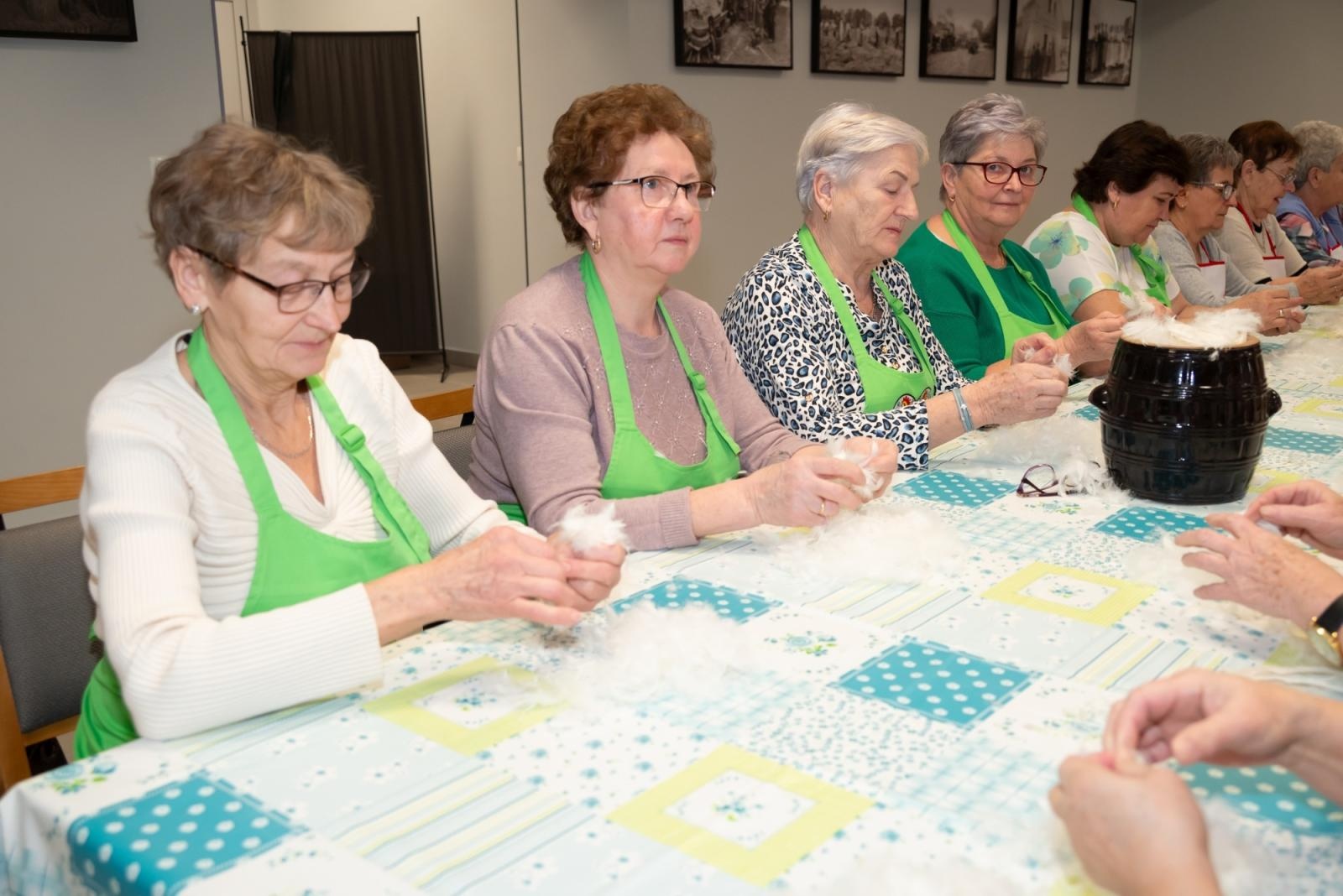 Zdjęcie w galerii na portalu naszraciborz.pl: Skubanie pierza w Tworkowie. Tradycja, która łączy pokolenia wiadomości z regionu