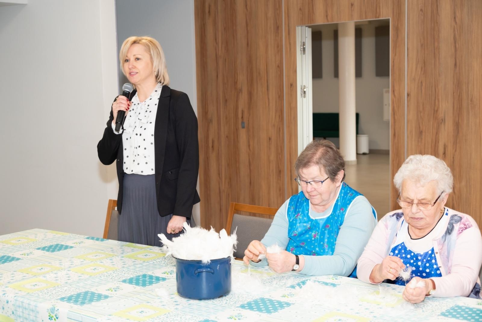 Zdjęcie w galerii na portalu naszraciborz.pl: Skubanie pierza w Tworkowie. Tradycja, która łączy pokolenia wiadomości z regionu