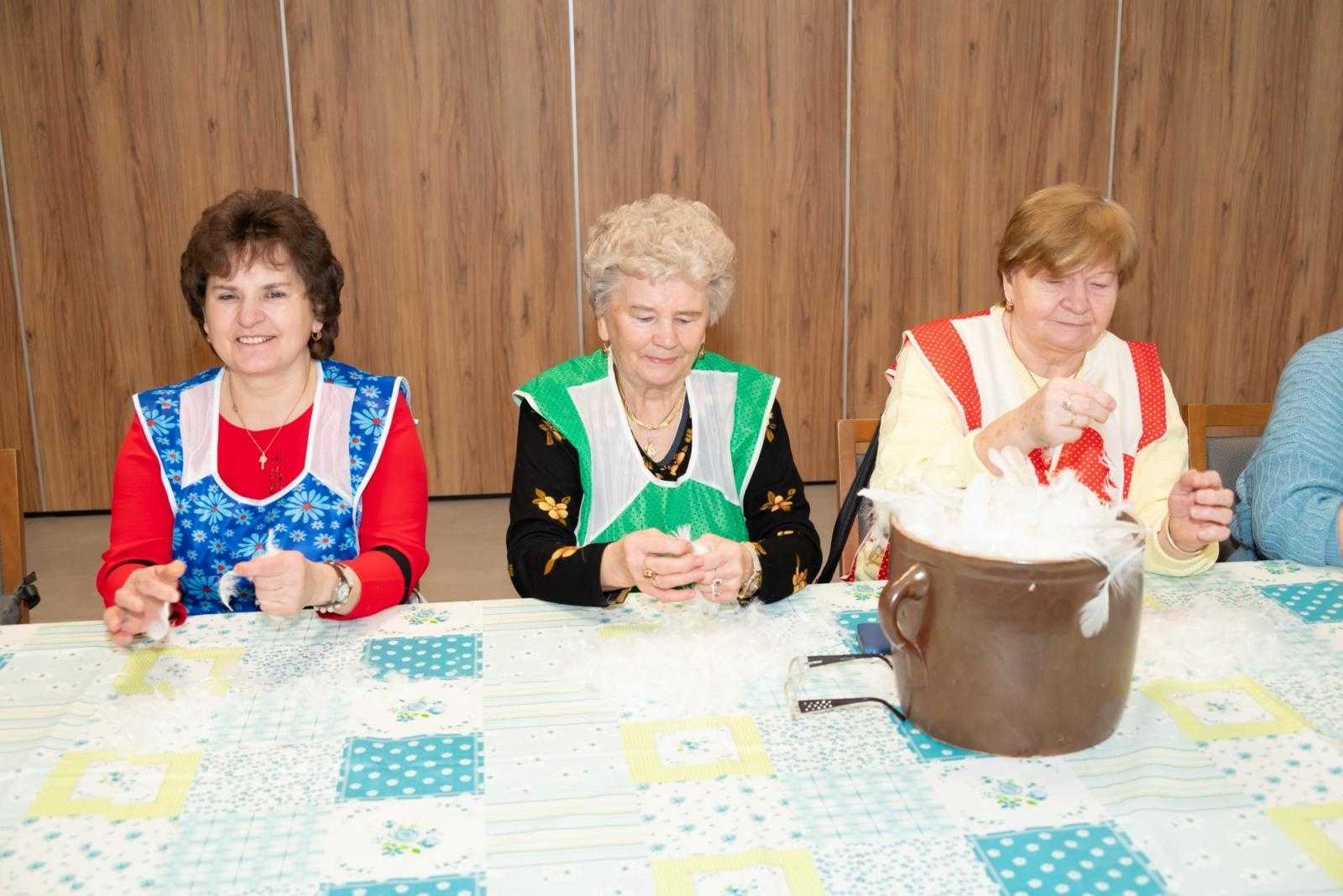 Zdjęcie w galerii na portalu naszraciborz.pl: Skubanie pierza w Tworkowie. Tradycja, która łączy pokolenia wiadomości z regionu