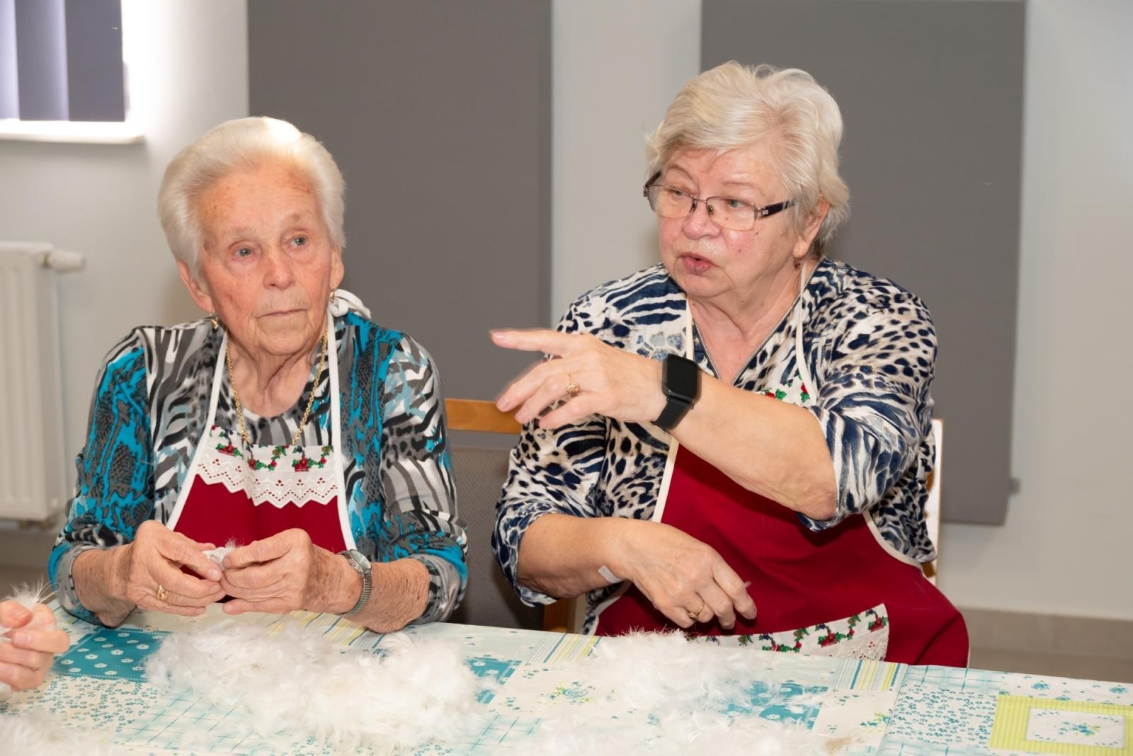 Zdjęcie w galerii na portalu naszraciborz.pl: Skubanie pierza w Tworkowie. Tradycja, która łączy pokolenia wiadomości z regionu