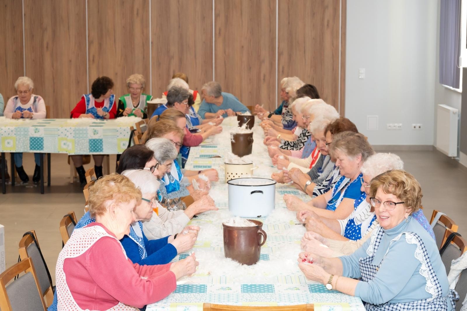Zdjęcie w galerii na portalu naszraciborz.pl: Skubanie pierza w Tworkowie. Tradycja, która łączy pokolenia wiadomości z regionu