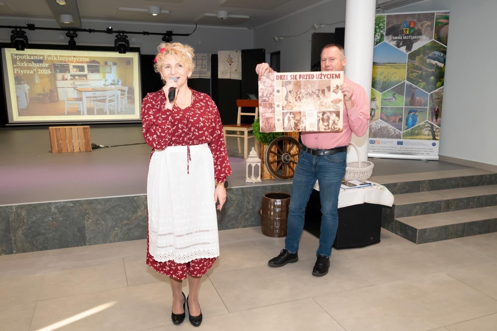 Zdjęcie w galerii na portalu naszraciborz.pl: Skubanie pierza w Tworkowie. Tradycja, która łączy pokolenia wiadomości z regionu