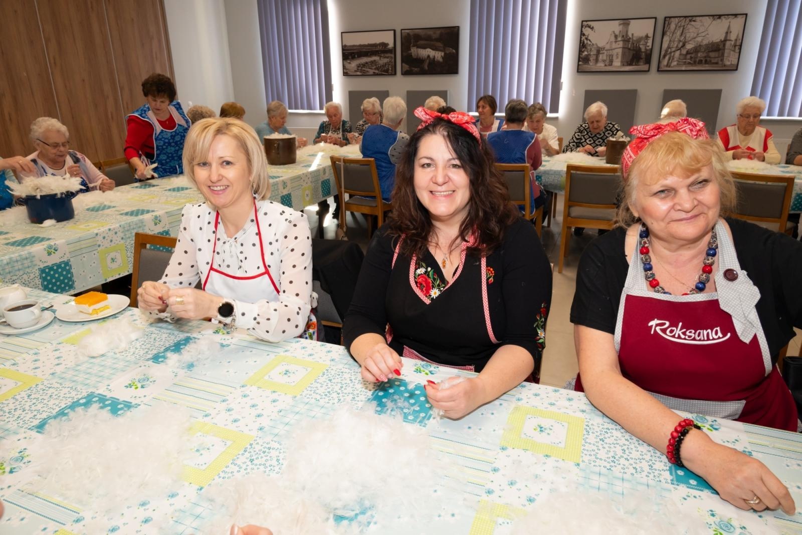 Zdjęcie w galerii na portalu naszraciborz.pl: Skubanie pierza w Tworkowie. Tradycja, która łączy pokolenia wiadomości z regionu