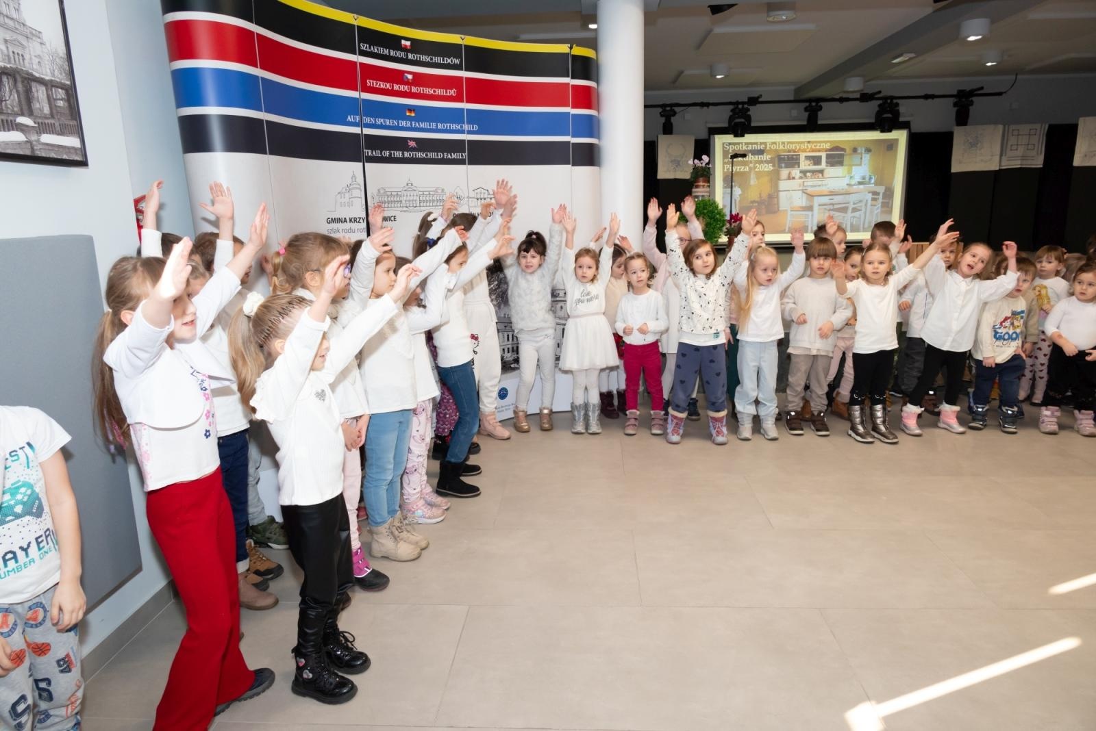 Zdjęcie w galerii na portalu naszraciborz.pl: Skubanie pierza w Tworkowie. Tradycja, która łączy pokolenia wiadomości z regionu