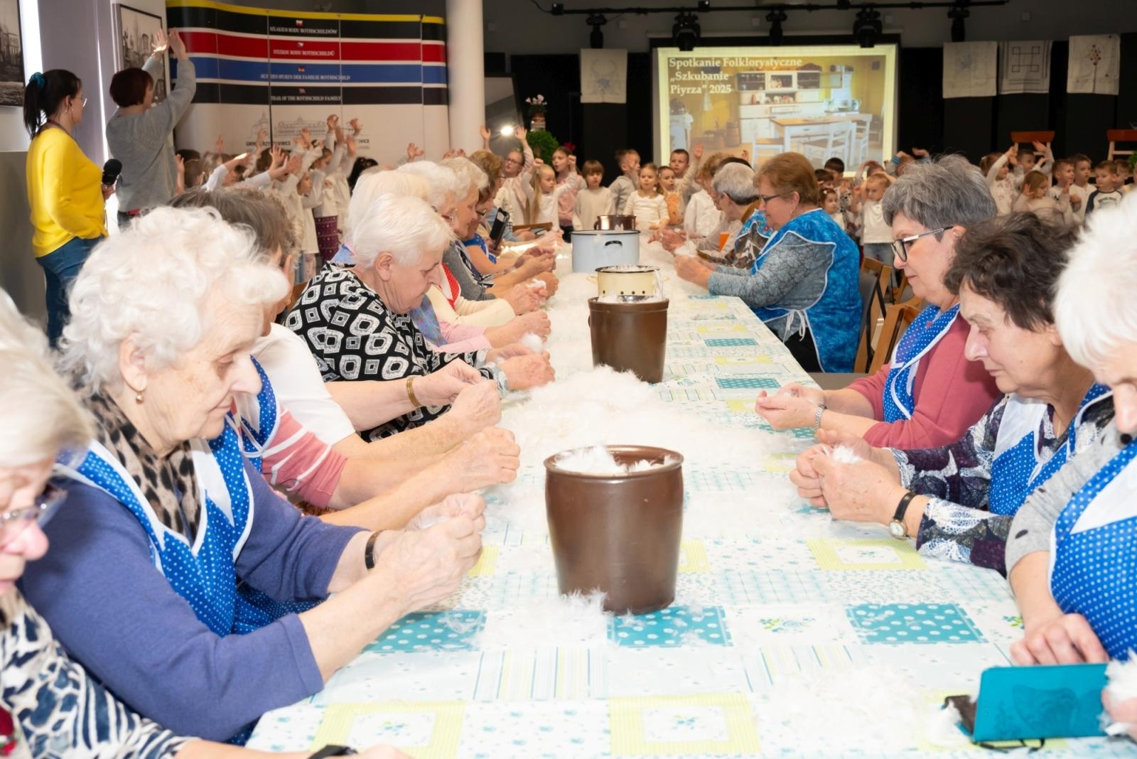 Zdjęcie w galerii na portalu naszraciborz.pl: Skubanie pierza w Tworkowie. Tradycja, która łączy pokolenia wiadomości z regionu