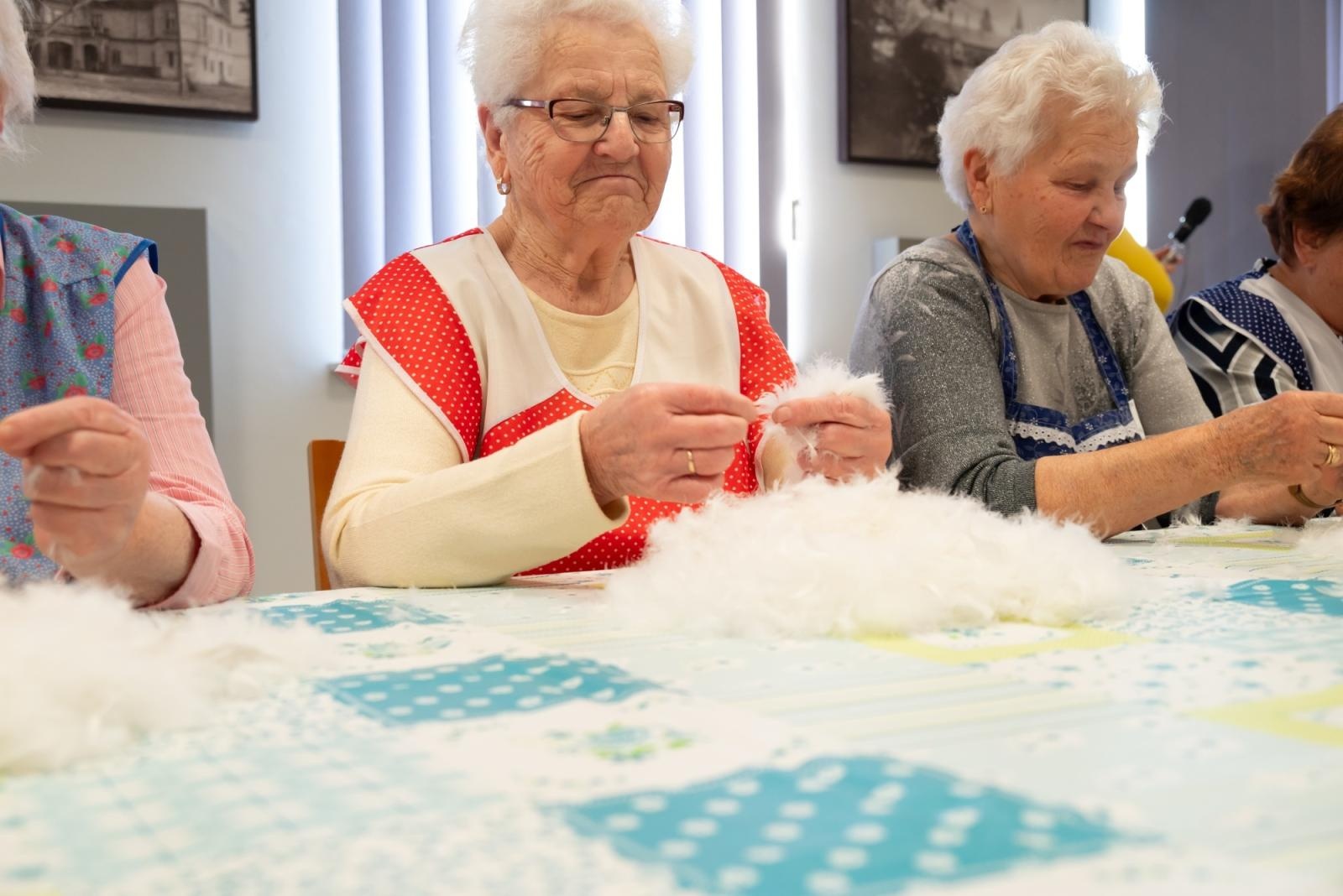 Zdjęcie w galerii na portalu naszraciborz.pl: Skubanie pierza w Tworkowie. Tradycja, która łączy pokolenia wiadomości z regionu