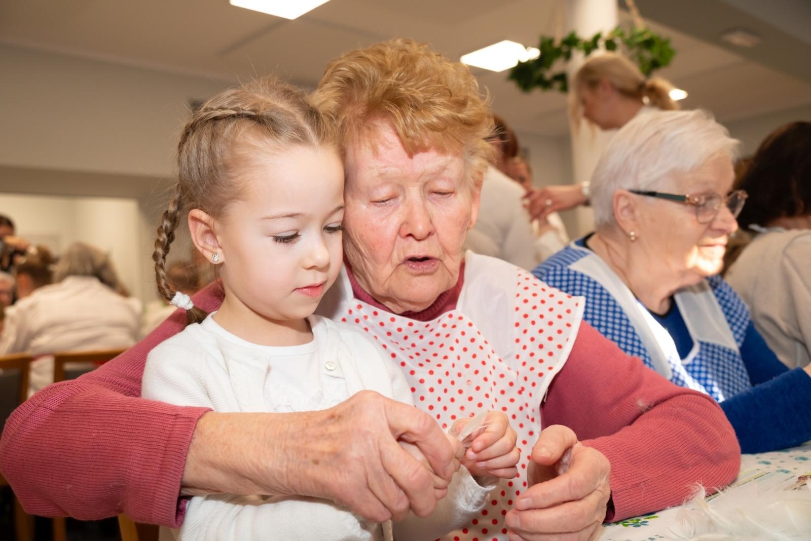 Zdjęcie w galerii na portalu naszraciborz.pl: Skubanie pierza w Tworkowie. Tradycja, która łączy pokolenia wiadomości z regionu