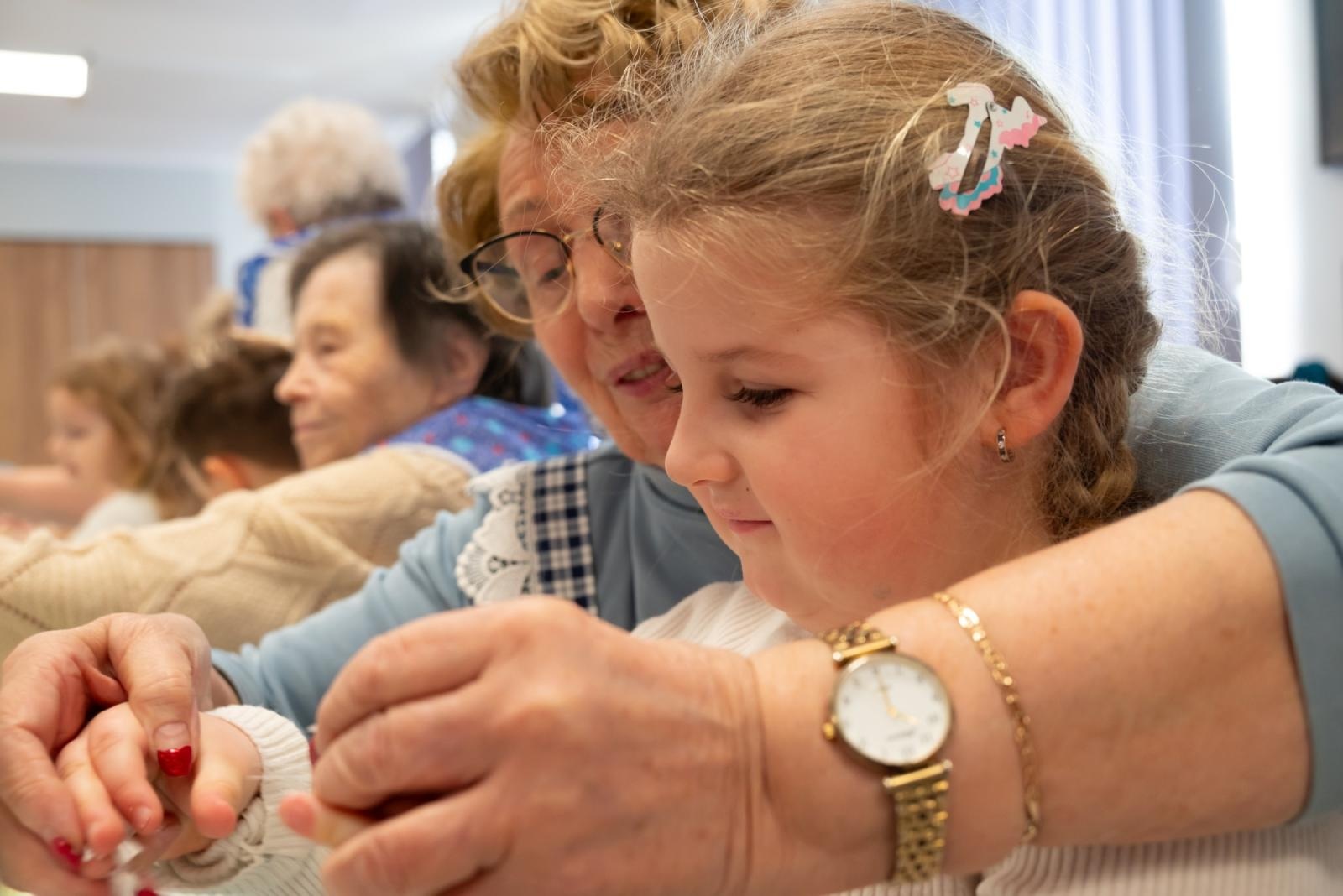 Zdjęcie w galerii na portalu naszraciborz.pl: Skubanie pierza w Tworkowie. Tradycja, która łączy pokolenia wiadomości z regionu