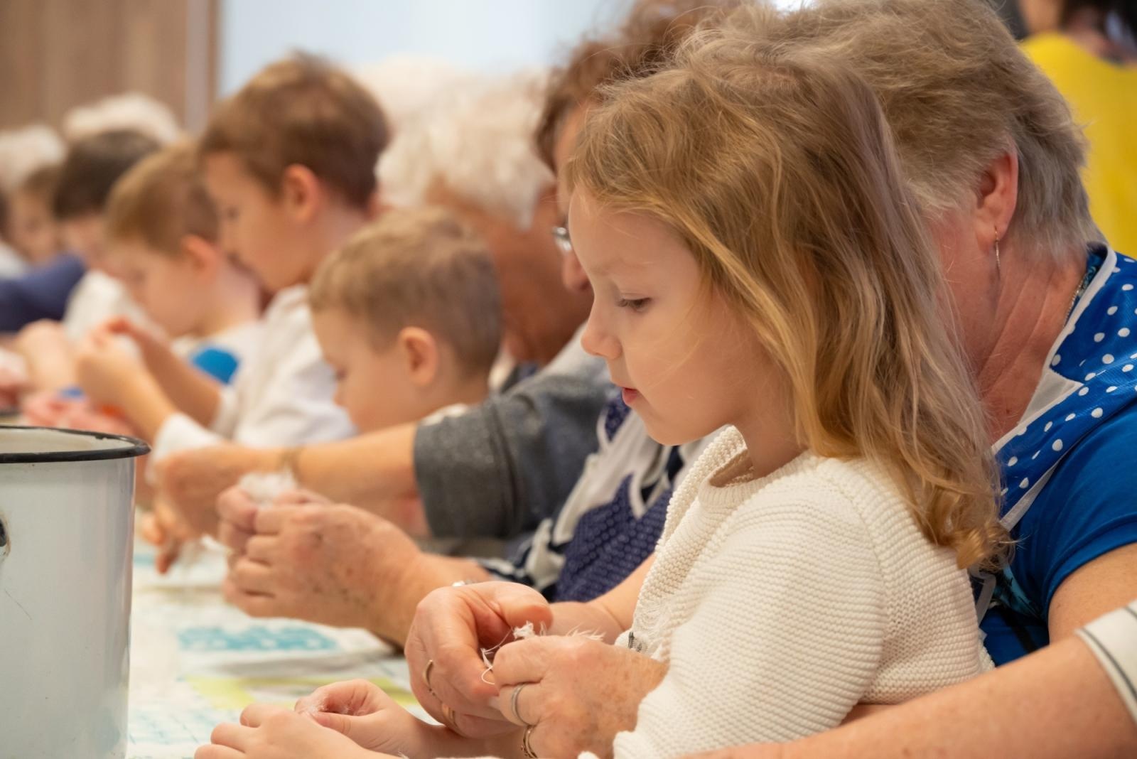 Zdjęcie w galerii na portalu naszraciborz.pl: Skubanie pierza w Tworkowie. Tradycja, która łączy pokolenia wiadomości z regionu