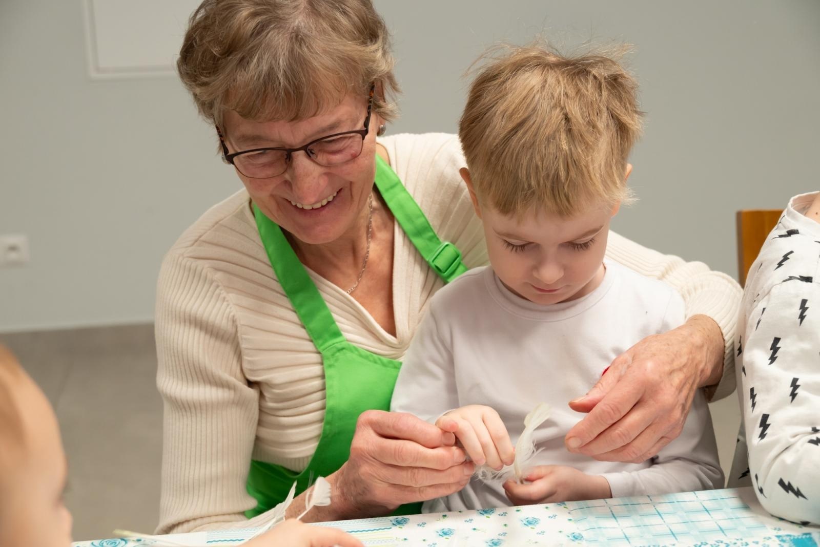 Zdjęcie w galerii na portalu naszraciborz.pl: Skubanie pierza w Tworkowie. Tradycja, która łączy pokolenia wiadomości z regionu