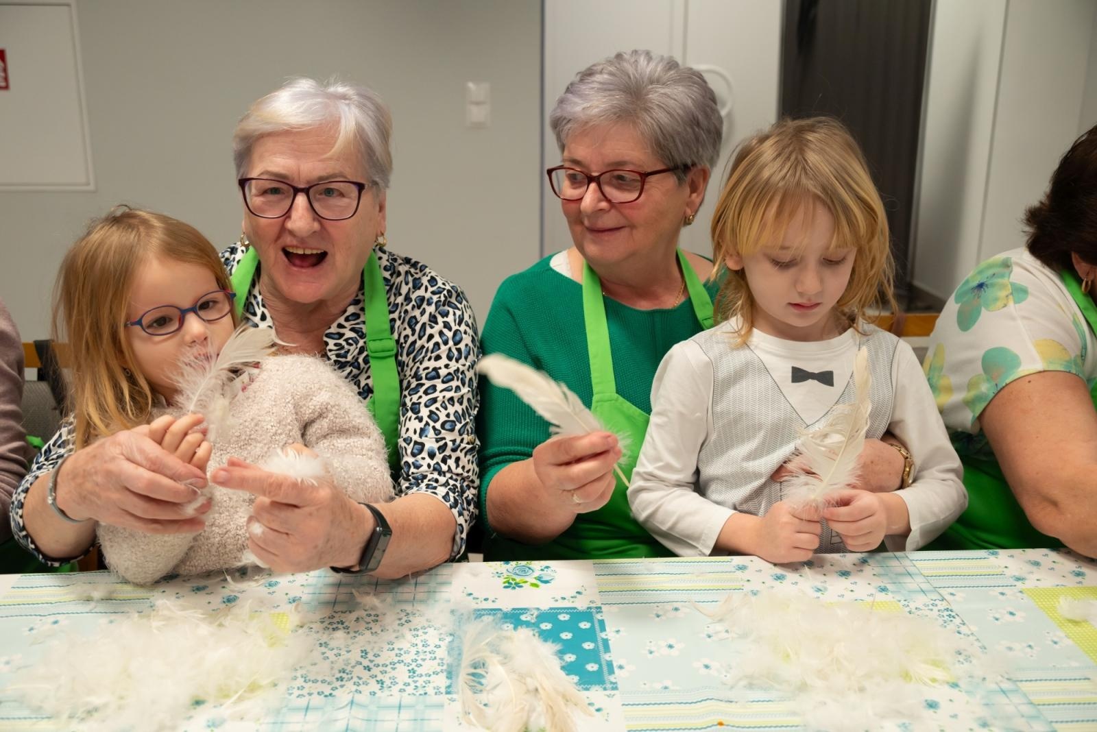 Zdjęcie w galerii na portalu naszraciborz.pl: Skubanie pierza w Tworkowie. Tradycja, która łączy pokolenia wiadomości z regionu
