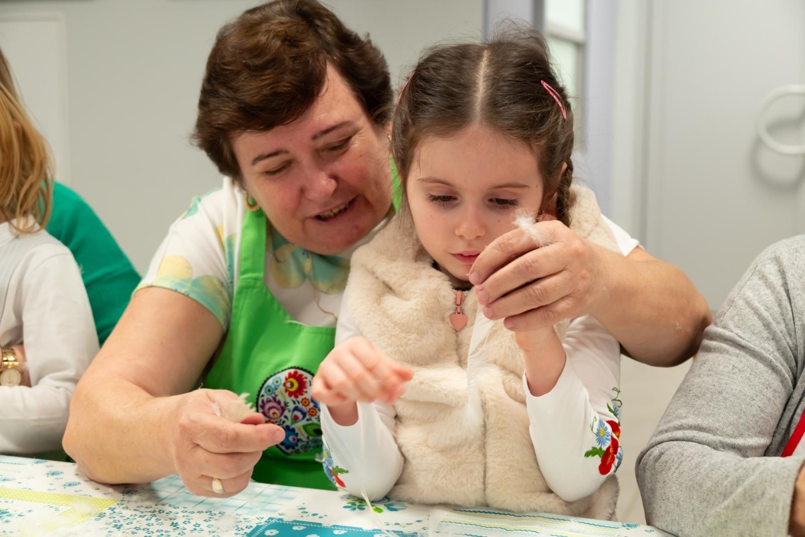Zdjęcie w galerii na portalu naszraciborz.pl: Skubanie pierza w Tworkowie. Tradycja, która łączy pokolenia wiadomości z regionu