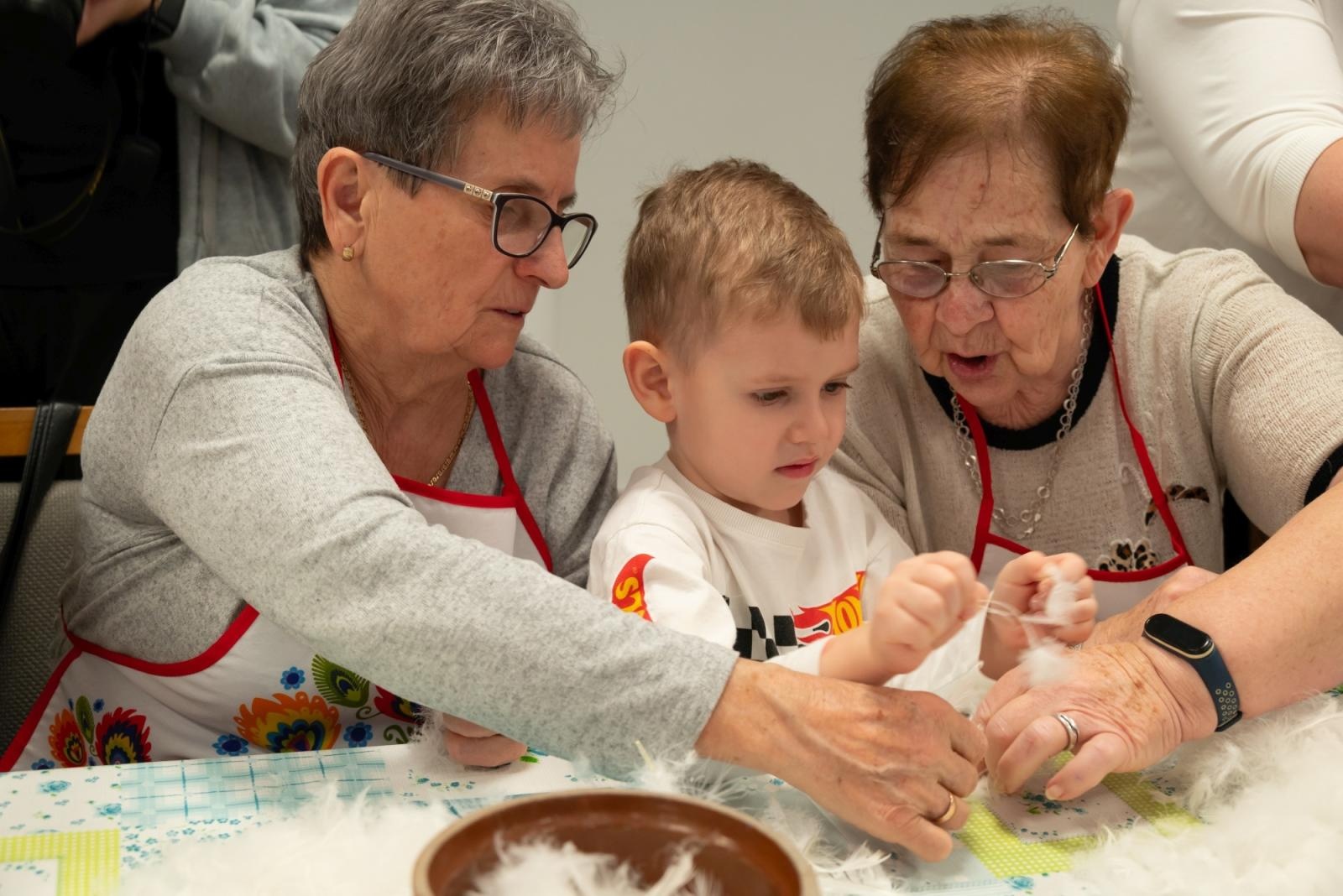 Zdjęcie w galerii na portalu naszraciborz.pl: Skubanie pierza w Tworkowie. Tradycja, która łączy pokolenia wiadomości z regionu