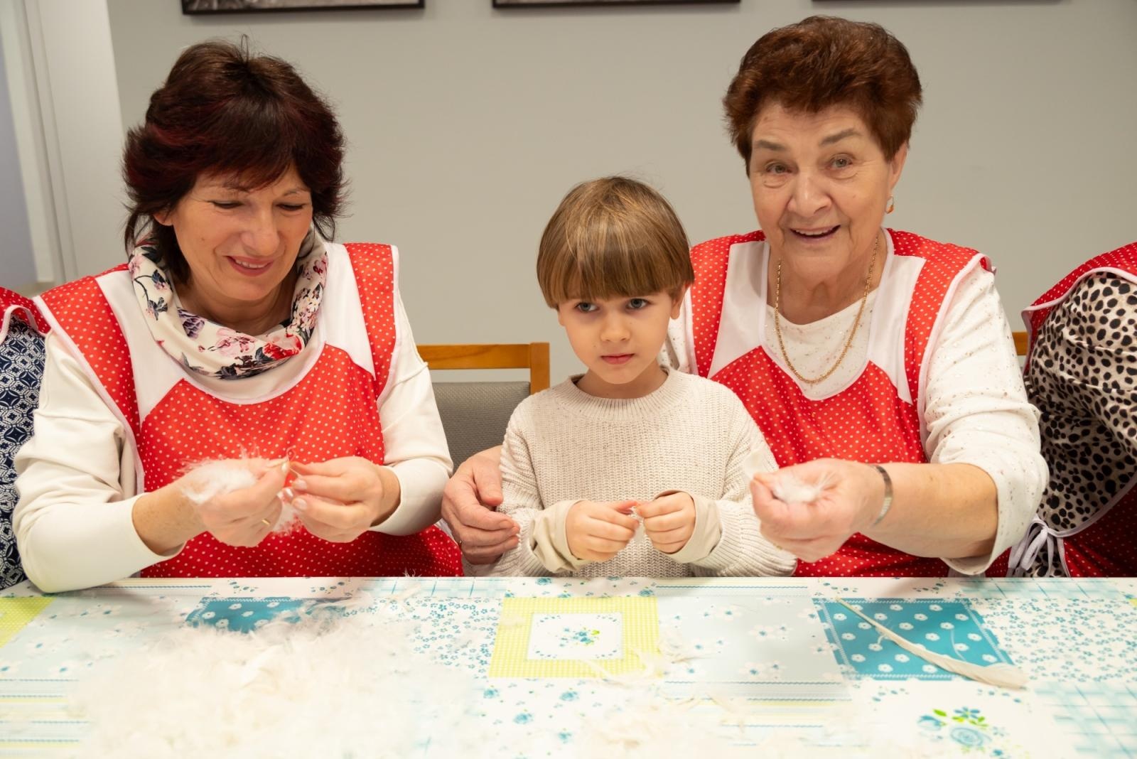 Zdjęcie w galerii na portalu naszraciborz.pl: Skubanie pierza w Tworkowie. Tradycja, która łączy pokolenia wiadomości z regionu