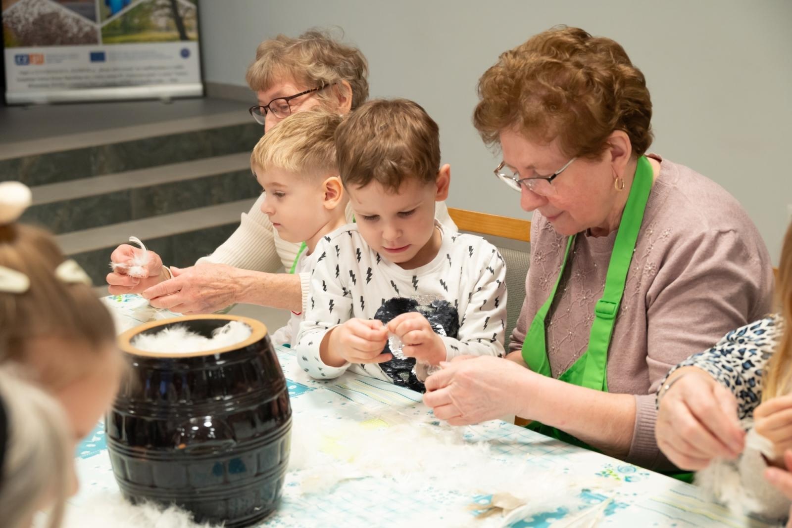 Zdjęcie w galerii na portalu naszraciborz.pl: Skubanie pierza w Tworkowie. Tradycja, która łączy pokolenia wiadomości z regionu