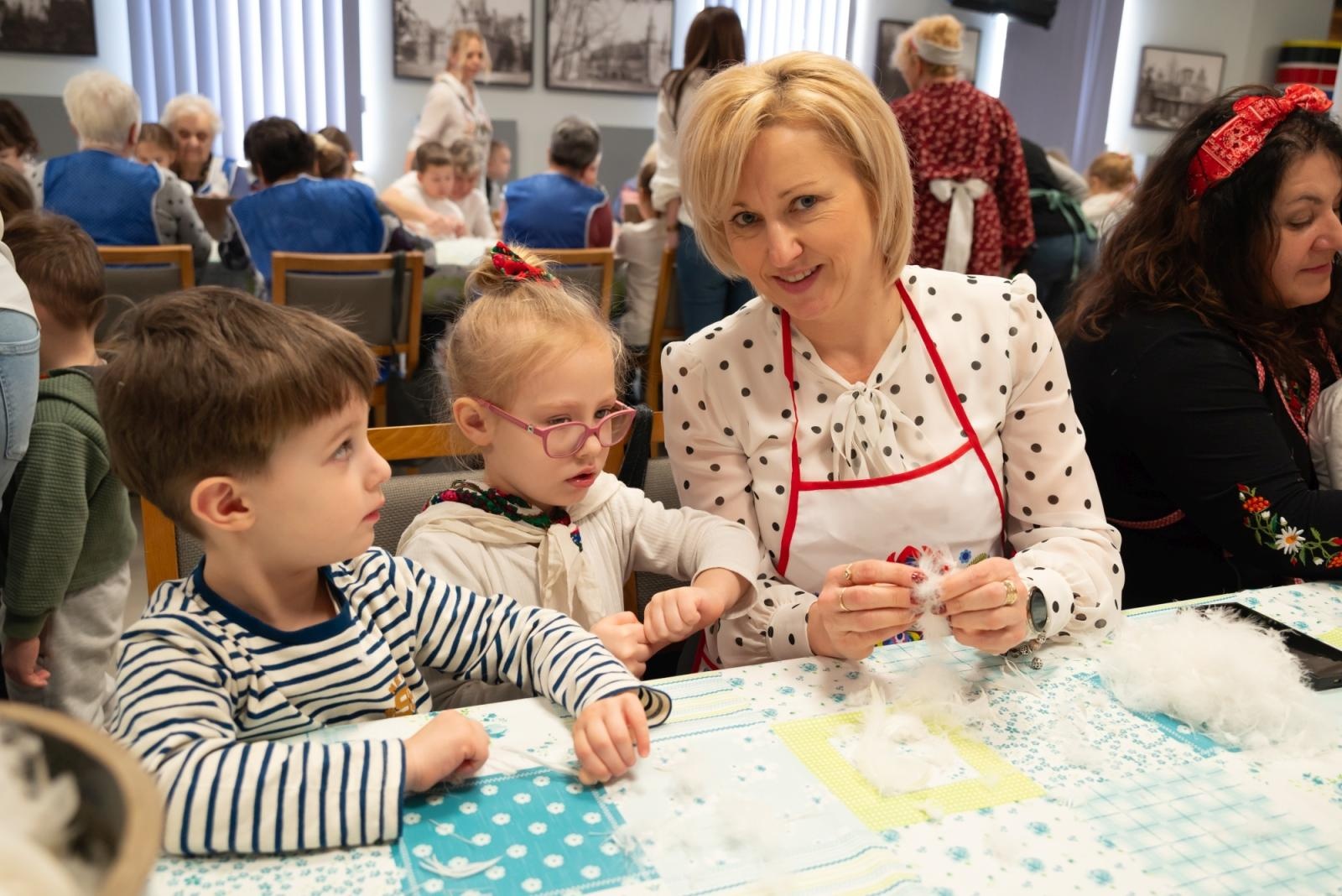 Zdjęcie w galerii na portalu naszraciborz.pl: Skubanie pierza w Tworkowie. Tradycja, która łączy pokolenia wiadomości z regionu